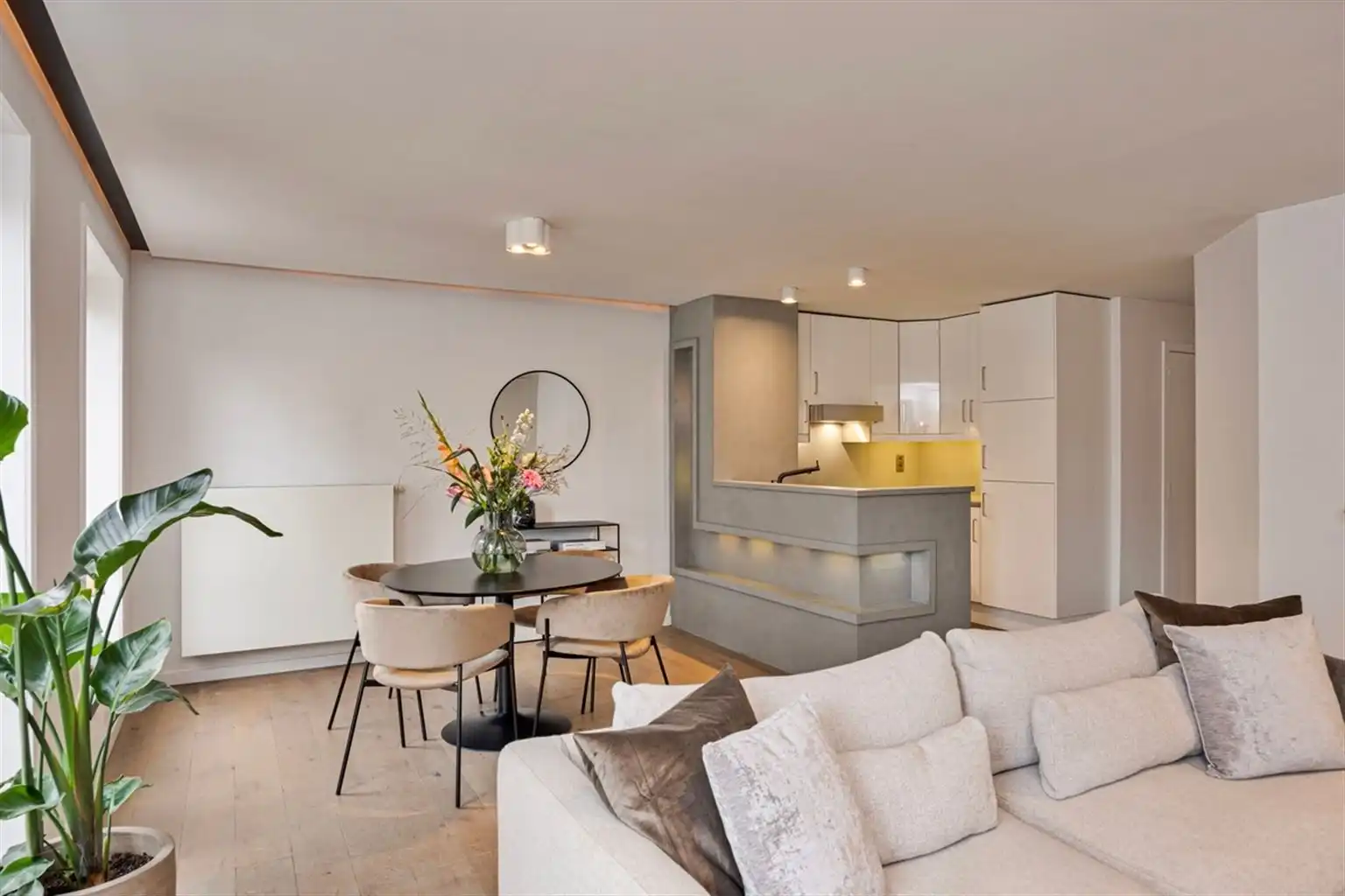 Gezellig, gerenoveerd 1-slaapkamerappartement met dressing/bureelruimte op een toplocatie nabij de Markt van Maaseik. foto 2