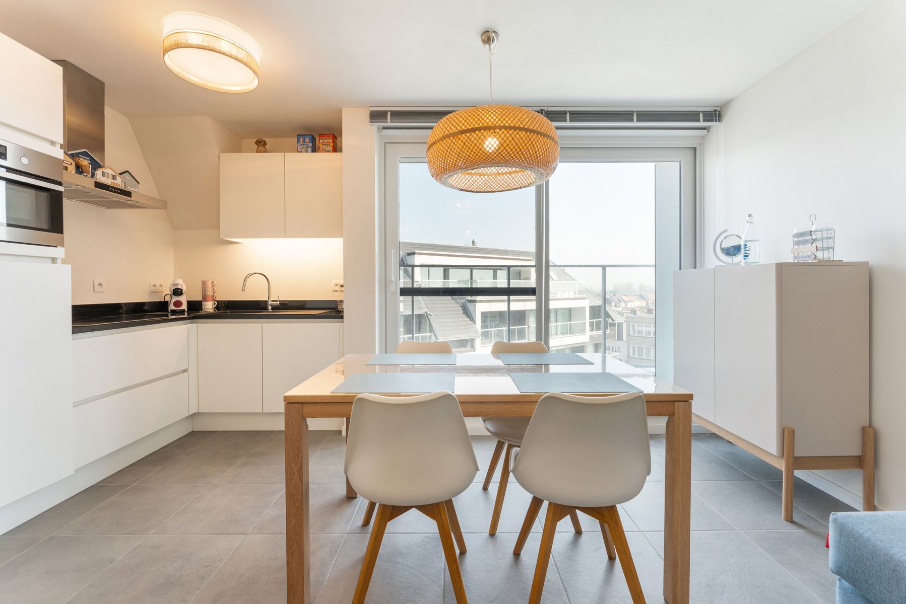 Recent appartement met autostaanplaats en berging foto 7