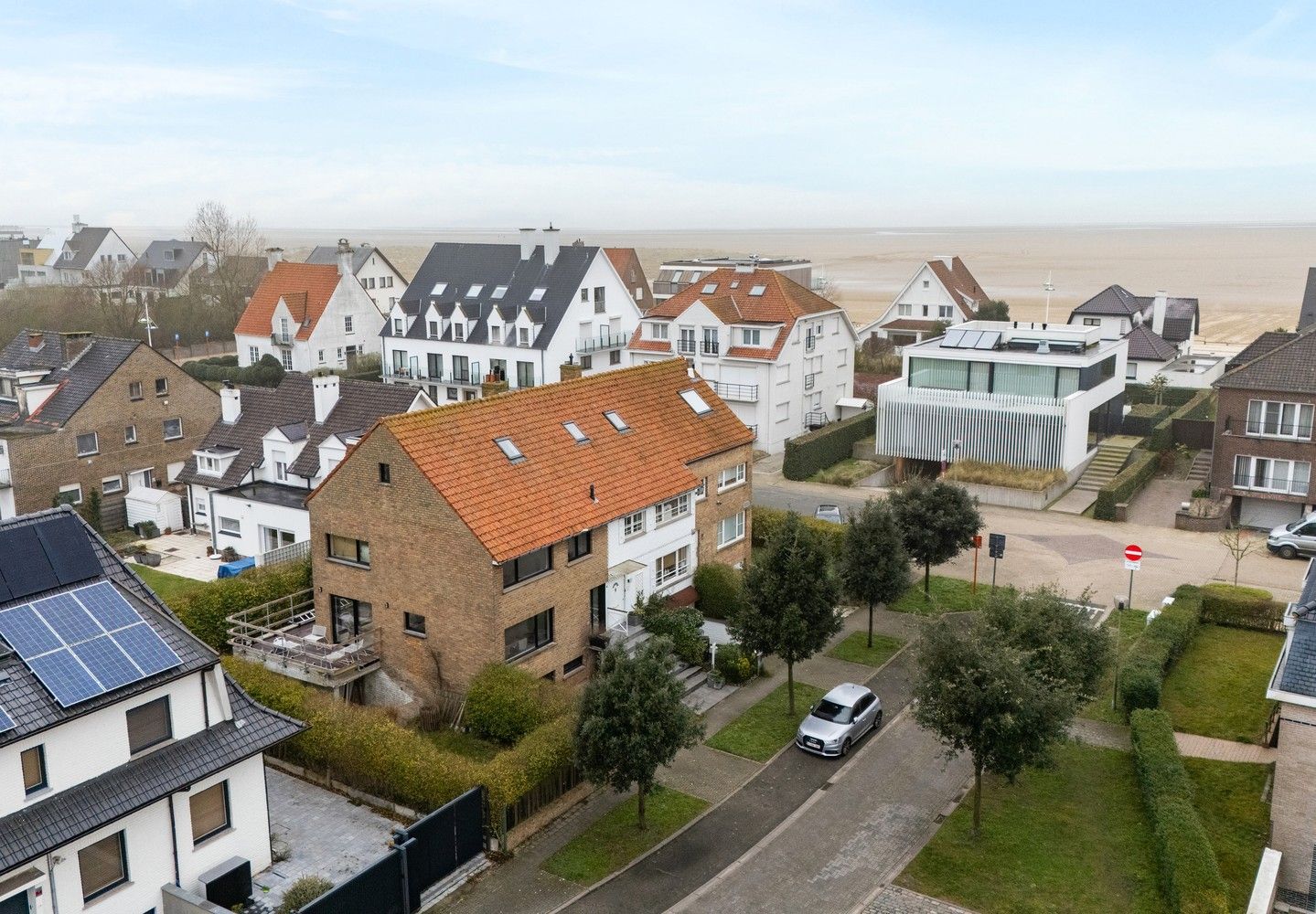 Zeebrugge op 50meter van het strand Uiterst charmante totaal gerenoveerde RUIM WOONHUIS met 5 SLAAPKAMERS en 3 BADKAMERS en 3 TERRASSEN. Grote troef is 2 AUTOSTAANPLAATSEN en ruime GARAGE.  Oprit, grote garage, werkplaats, plaats voor fietsen, ingerichte STUDIO met tuintje op het zuiden.  1éV:  Zalige living , ingerichte open keuken, uitgevend op een groot zonneterras.Long island style. 2é V: 3 leuke slaapkamers , 2 badkamers. Onder het dak  4 é slaapkamer uitgevend op mooi terras met prachtig vergezicht.Bebouwde oppervlakte van 230 m2 Grondoppervlakte is 137m2 Magnifiek, Perfect onderhouden  Juist verhuizen ! Zalig Wonen!  Zowel hoofverblijfplaats, als vakantieverblijf aan Zee . foto {{pictureIndex}}