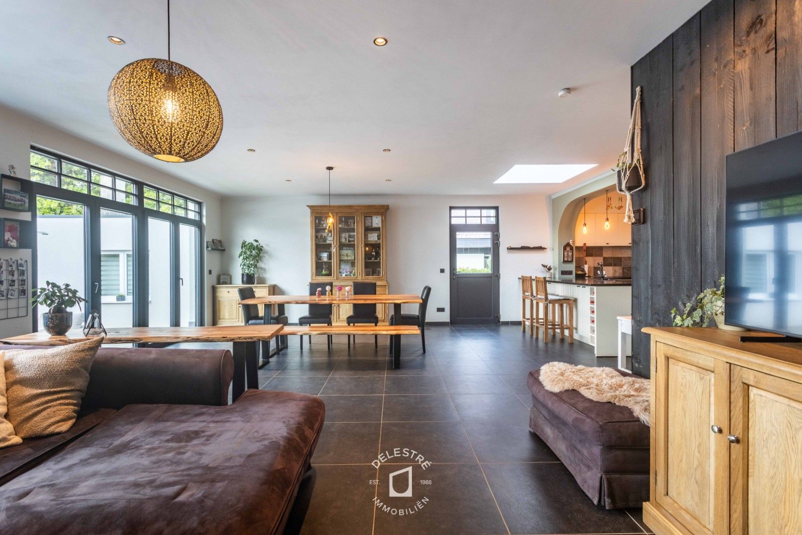 GERENOVEERDE WONING MET 6 SLPK. EN TUIN foto {{pictureIndex}}