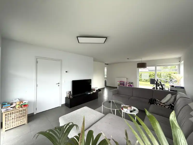 Mooie instapklare villa gelegen in een rustige en recente woonwijk foto 5