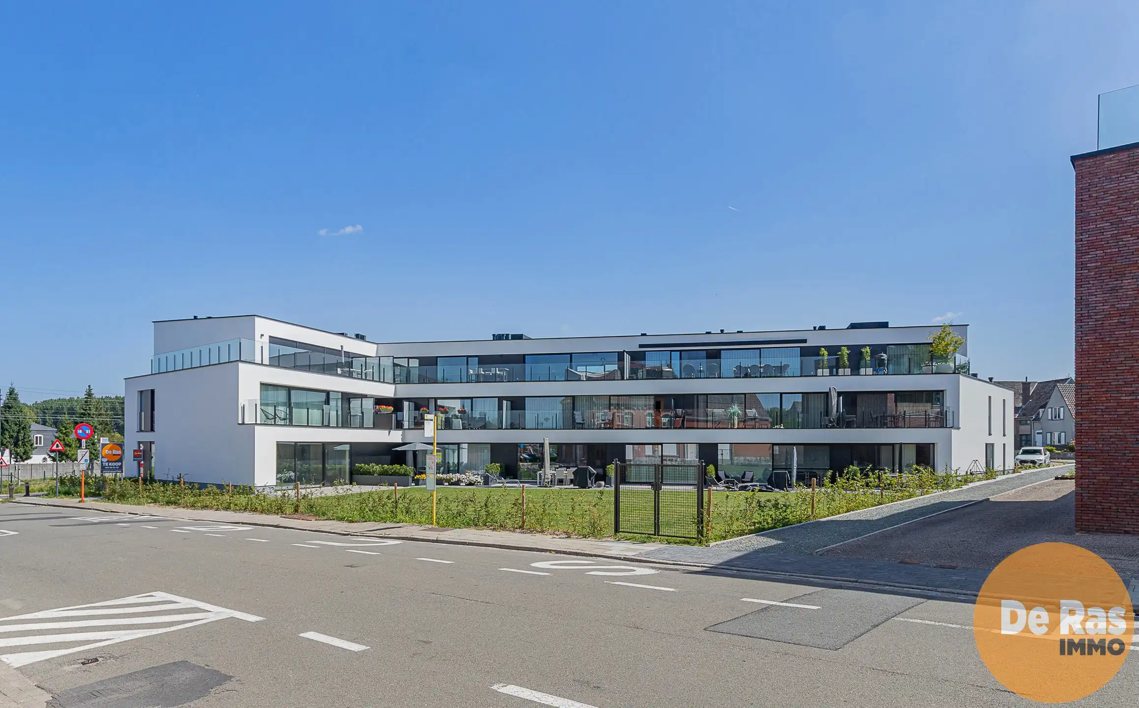 BURST -  Ruim 3 slaapkamer app met tuin en terras foto 2