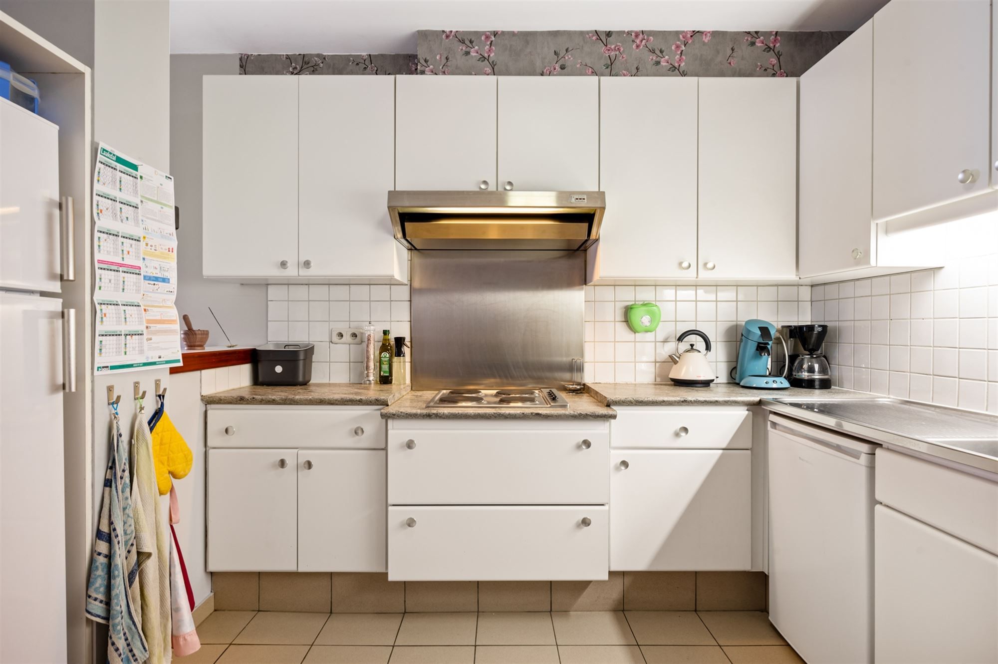 Ruim 2 slaapkamer appartement met 2 overdekte staanplaatsen en grote tuin foto 10