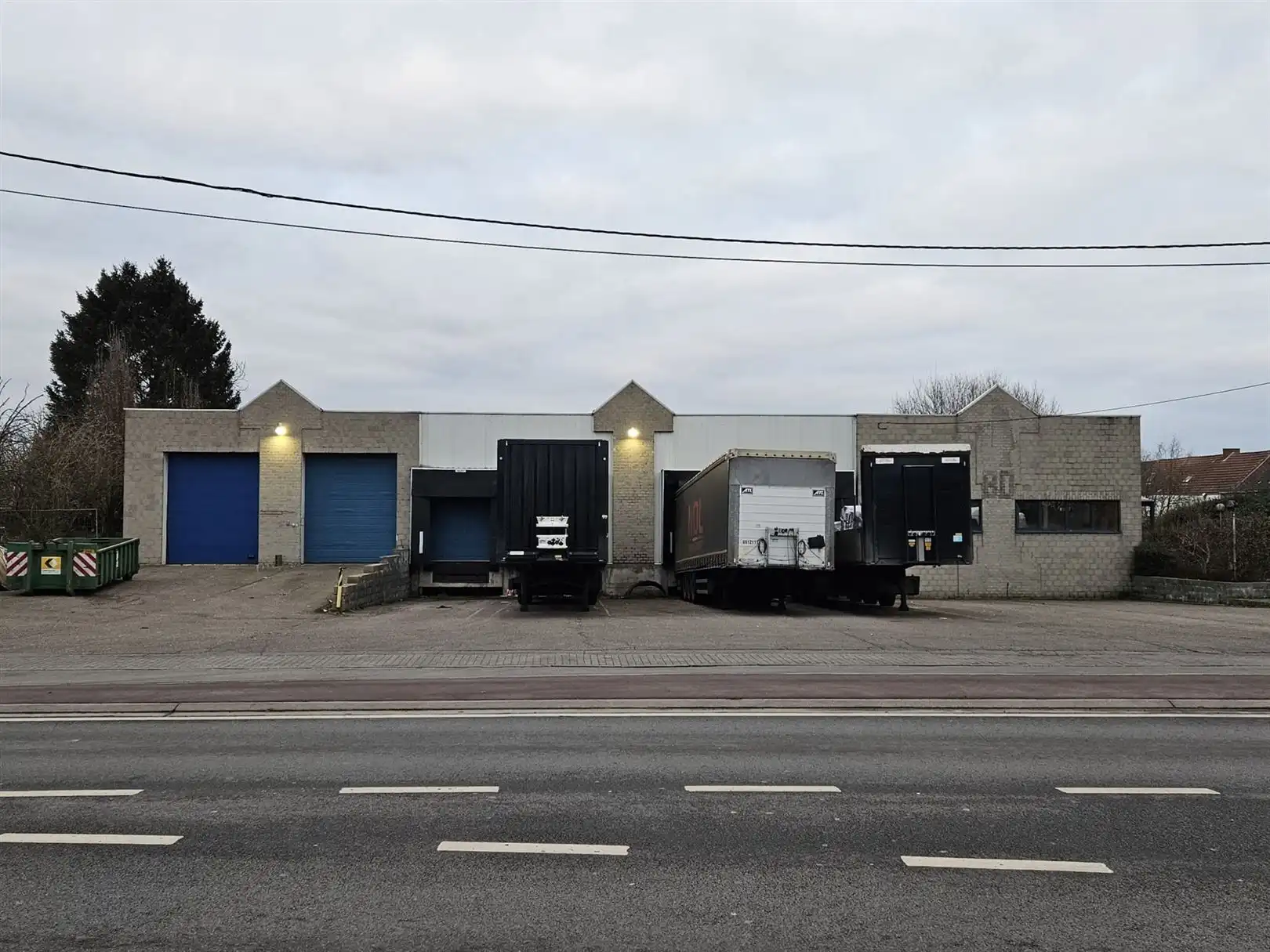 Magazijn met laad- en loskades en kantoren foto {{pictureIndex}}