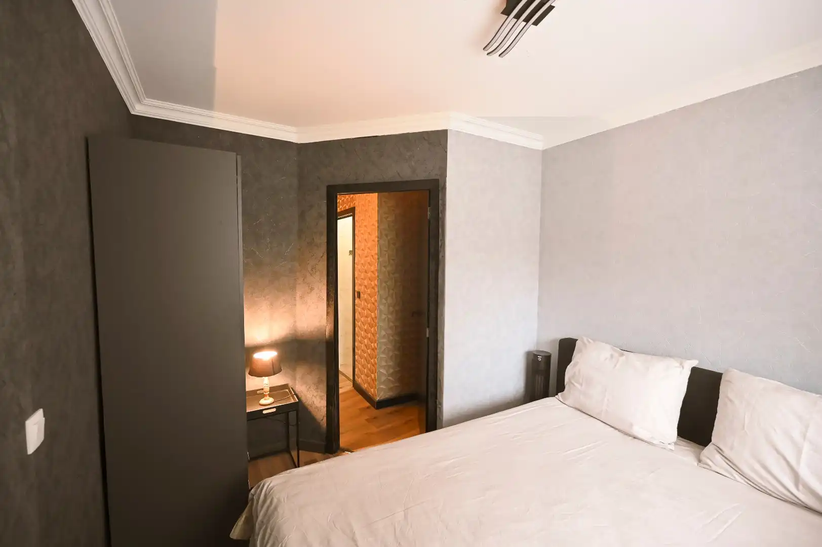 KNAP GELIJKVLOERS APPARTEMENT OP TOPLIGGING foto 11