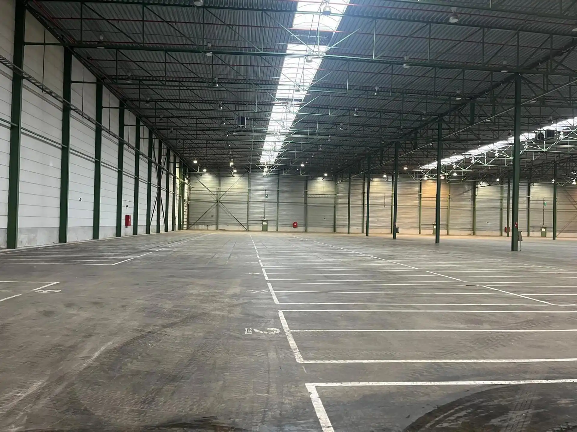 Ca. 8.625m² en 8.625m² magazijnruimten, met los- en laadkades, te huur langs de Noorderlaan.   foto 4