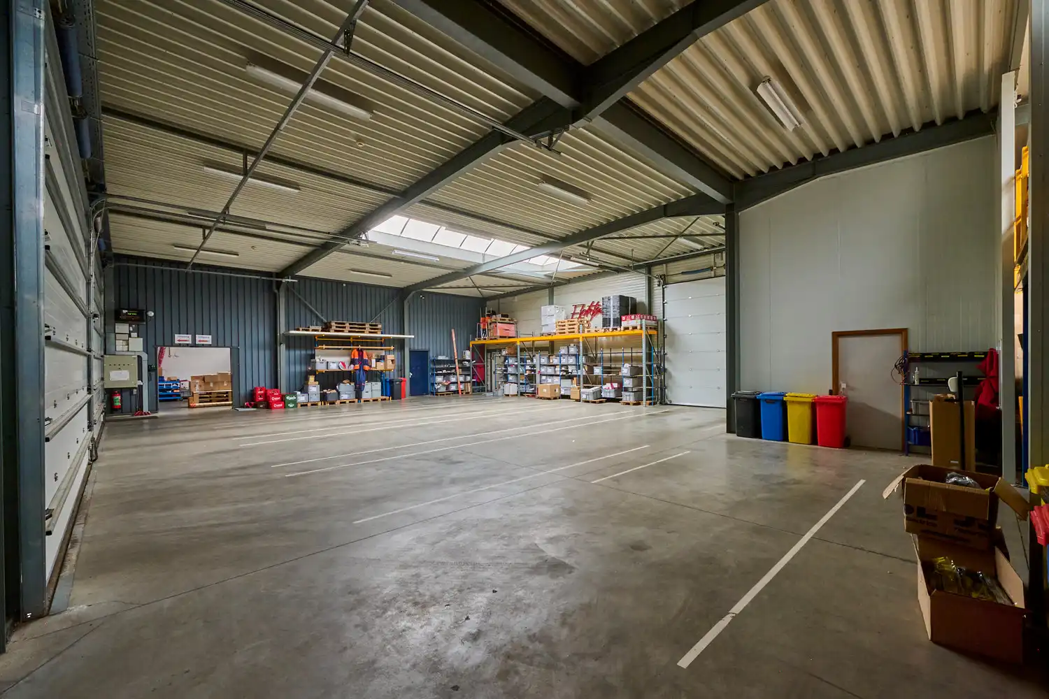 Representatief bedrijfsgebouw met luxe kantoren, showroom en bedrijfshal op zichtlocatie foto 8