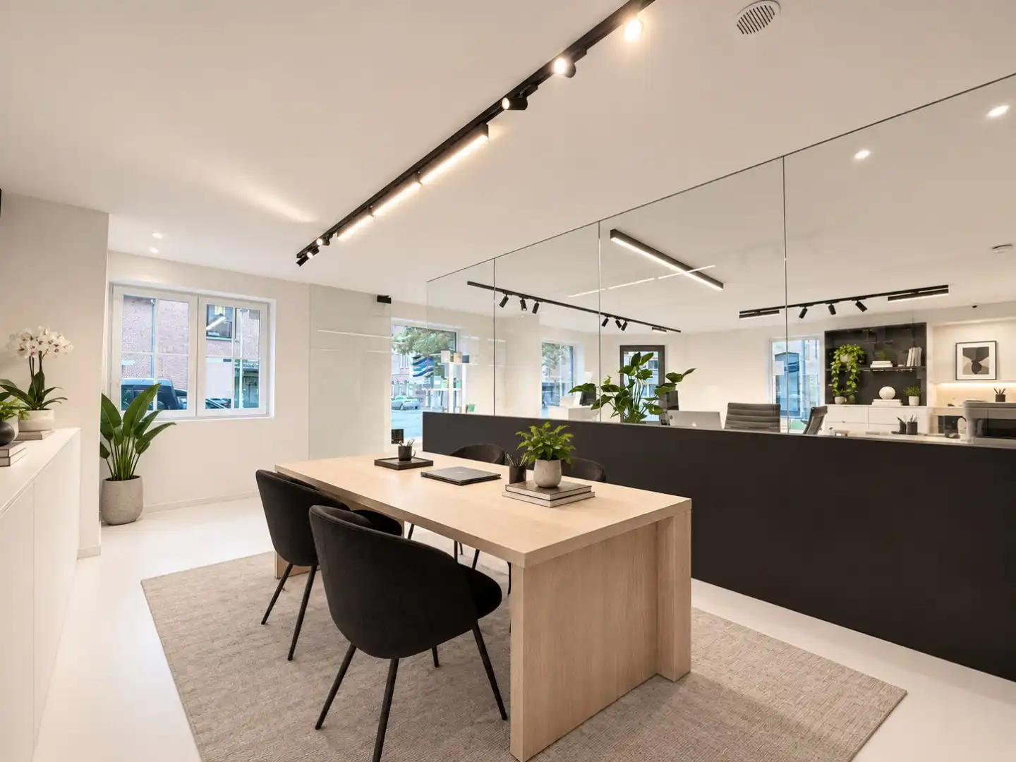 Instapklaar en hoogwaardig handelspand (122 m²) op topligging in Nieuwpoort Stad foto 3