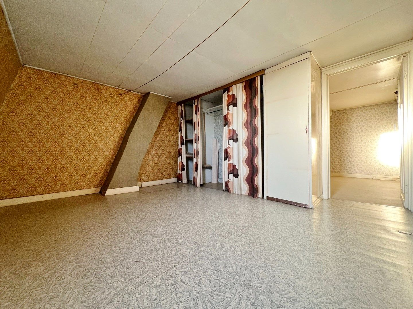 Te renoveren woning met dubbele garage op perceel van 600m² met uitweg. foto 12