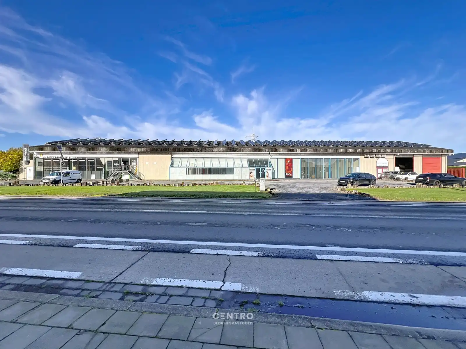 Multifunctioneel bedrijfsgebouw op een perceel van 10.321 m² te Kuurne! foto 2