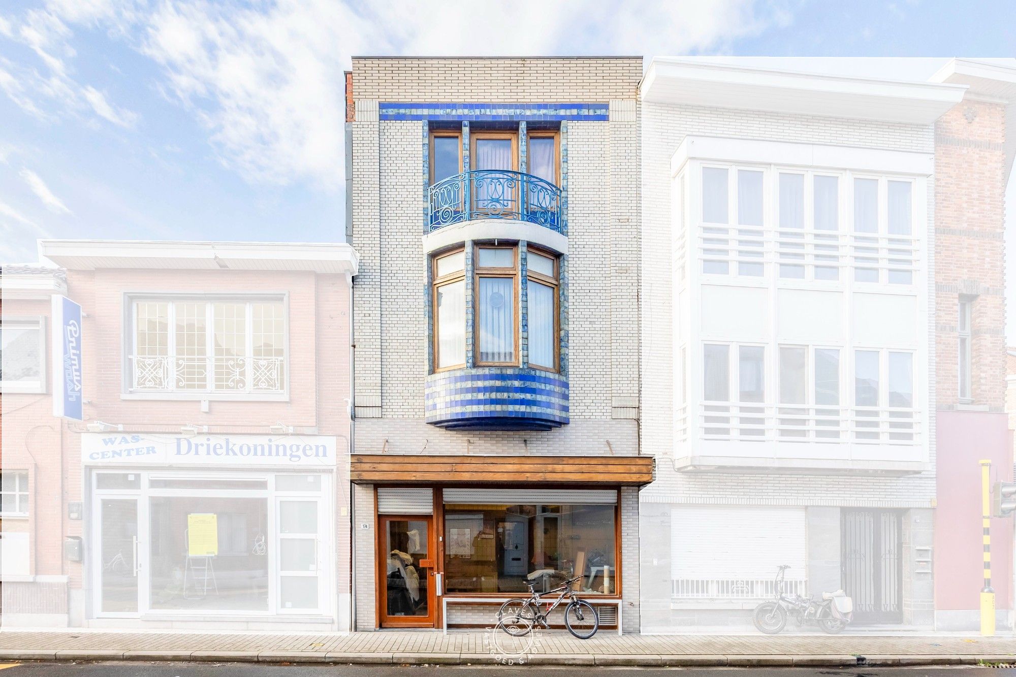 Hoofdfoto van de publicatie: Art-deco woning met handelsruimte en garage