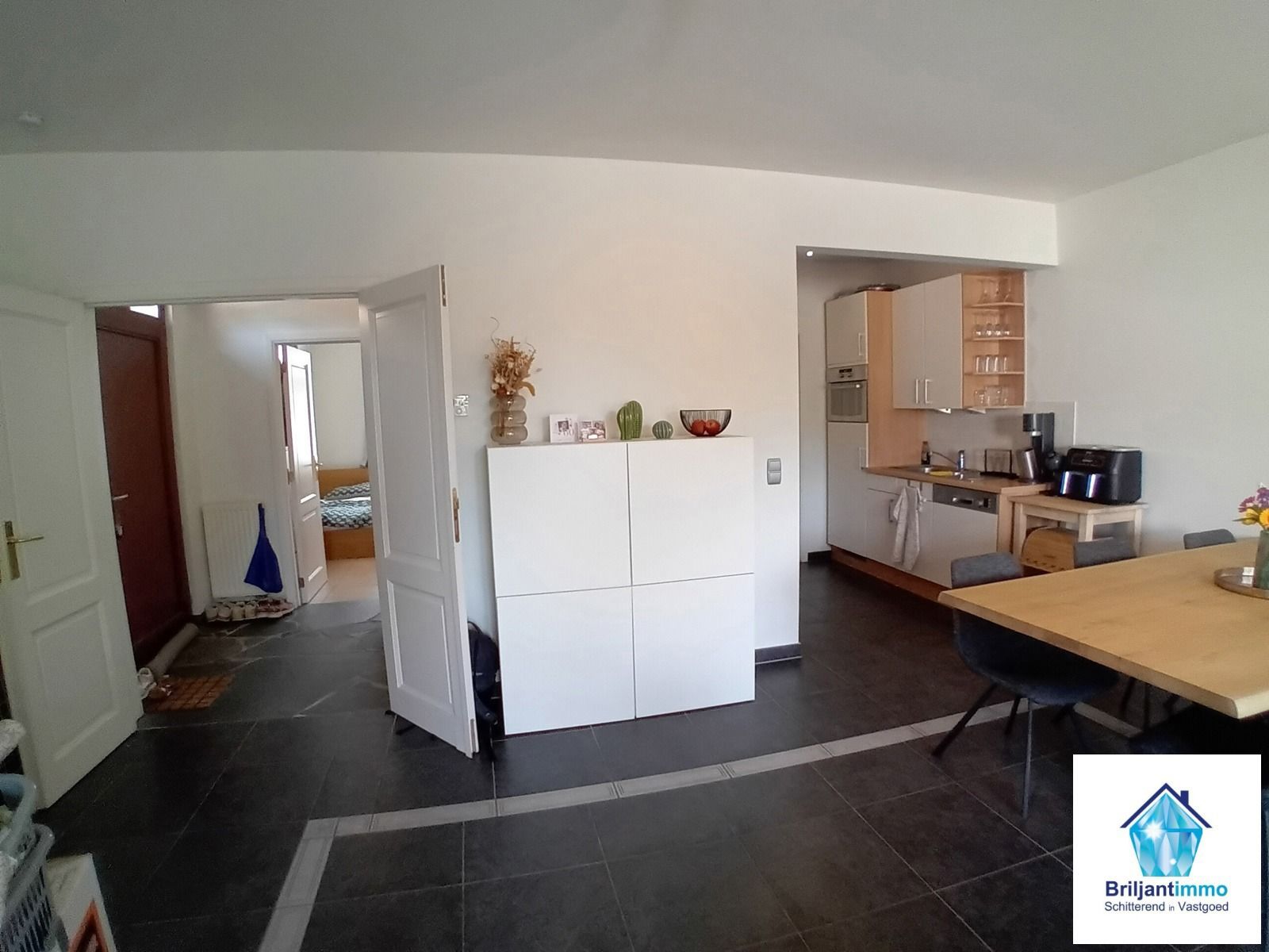 Lichtrijk appartement met 1 slp, knus terras en parking foto 3