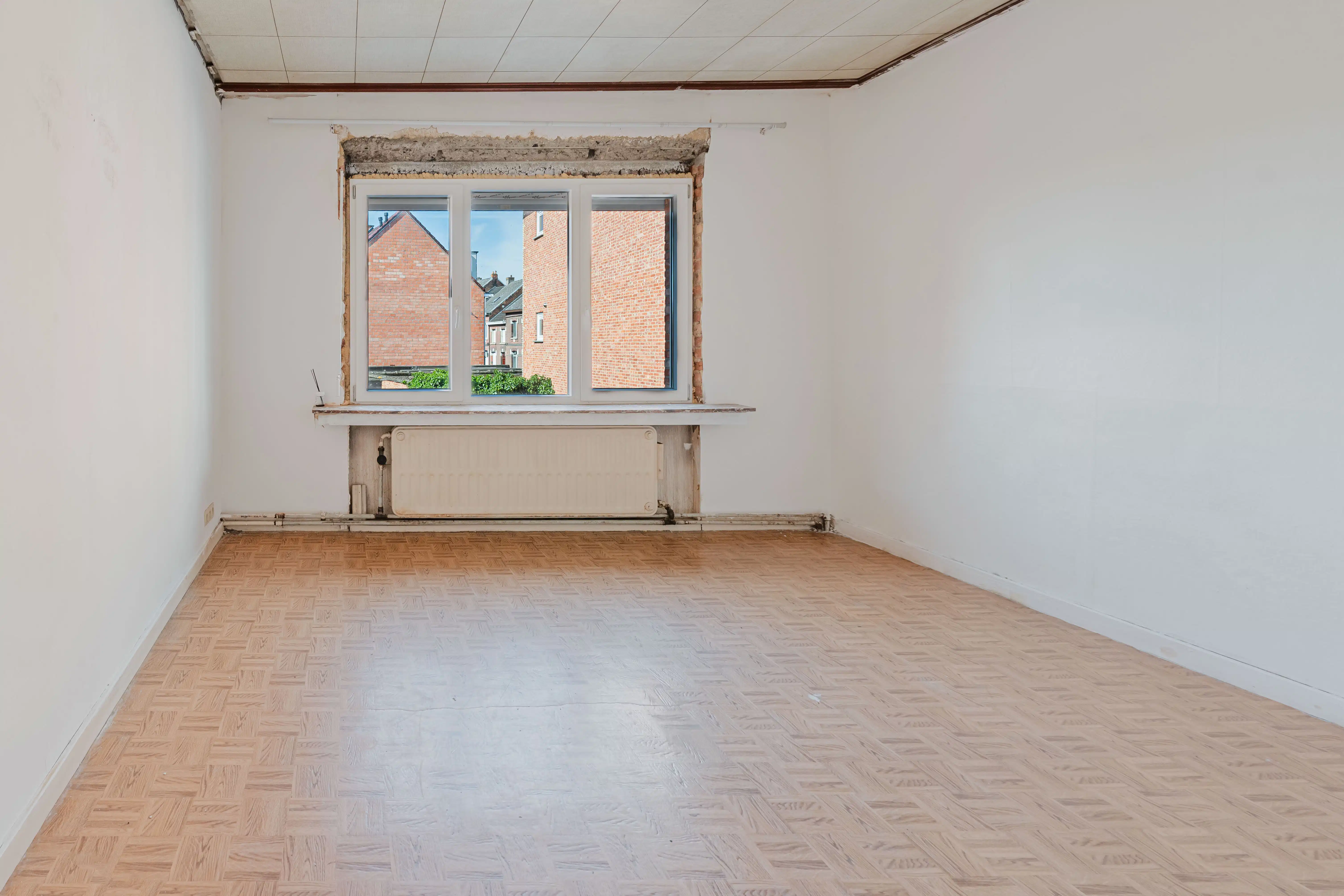 Ruime te renoveren gezinswoning met garage. foto 18