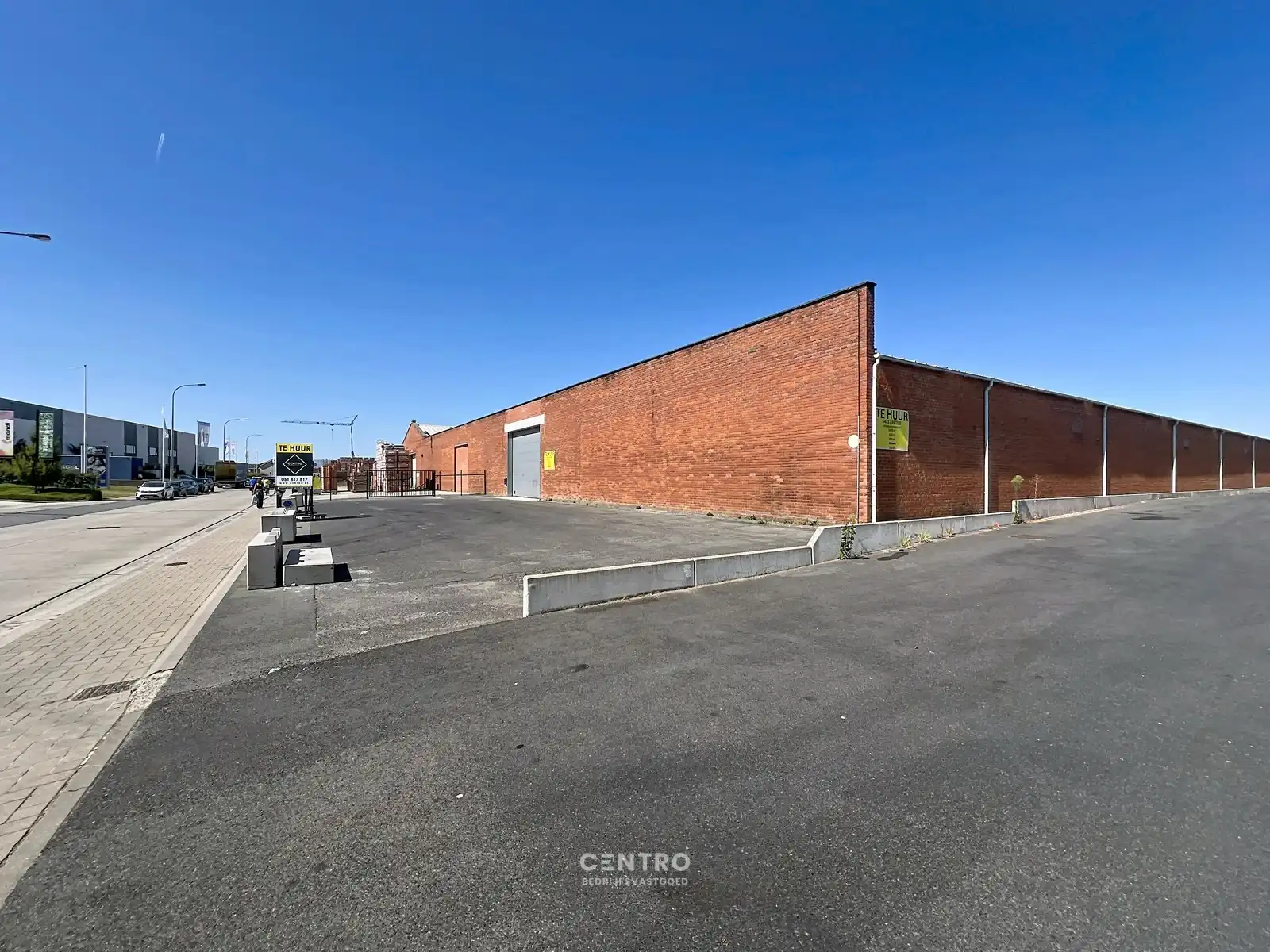 Magazijn van 2.400 m², extra parking en geïntegreerde kantoorruimte in nabijheid van vele baanwinkels vlak bij de RING van Poperinge ! foto 6