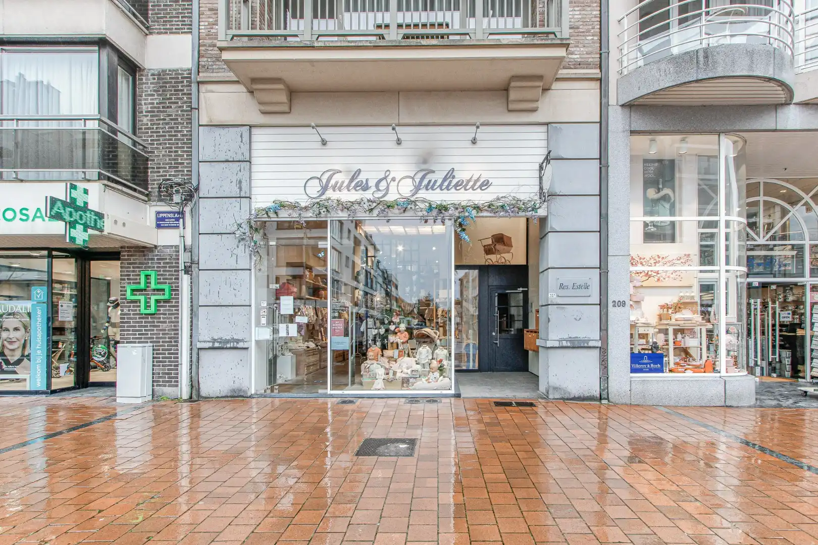 Zeer centraal gelegen handelspand op Lippenslaan 207, 306m² glv plus mezzanine, kelder en garage foto {{pictureIndex}}