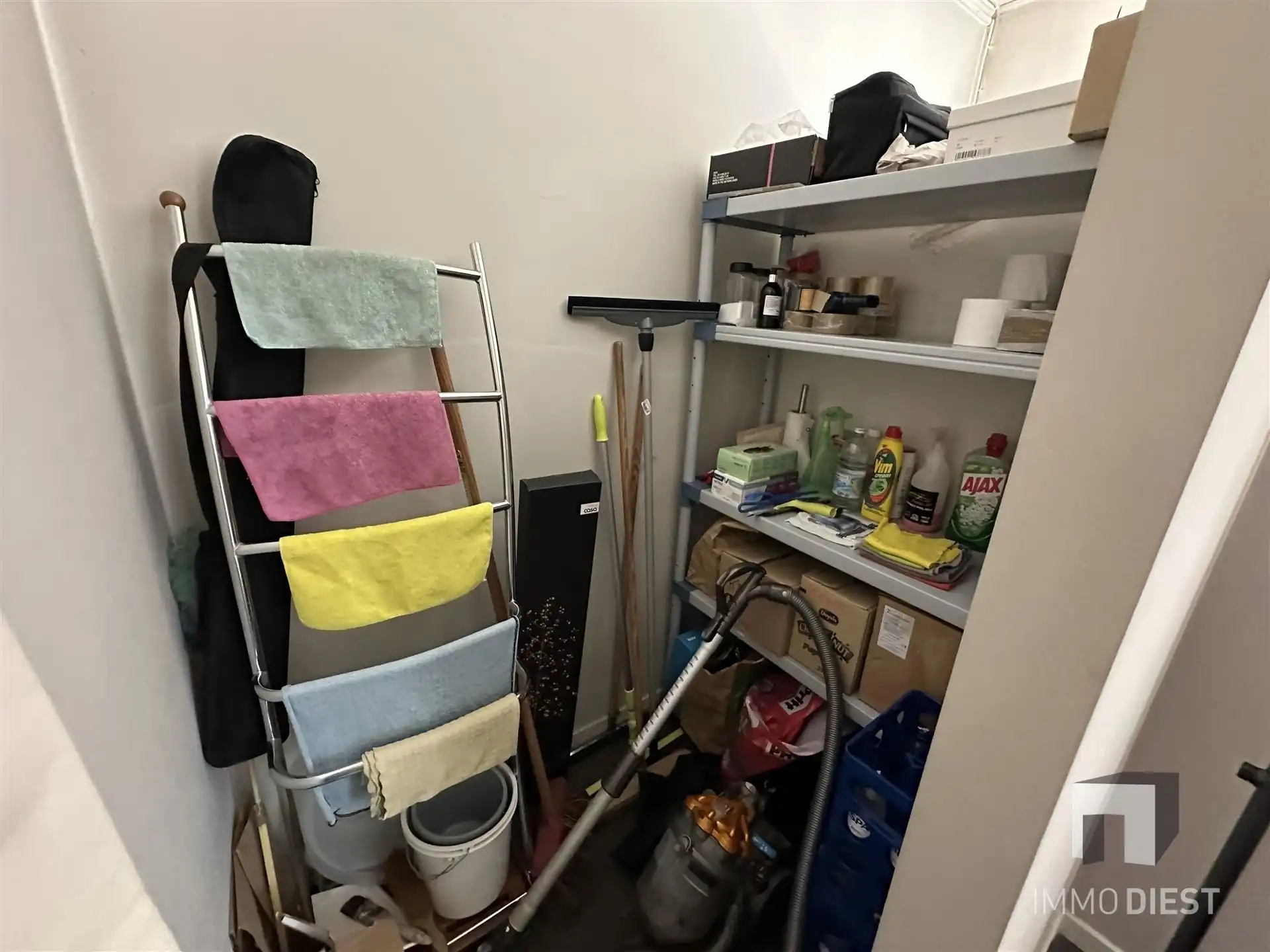 Handelshuis of woning met parking/tuin achteraan foto 12