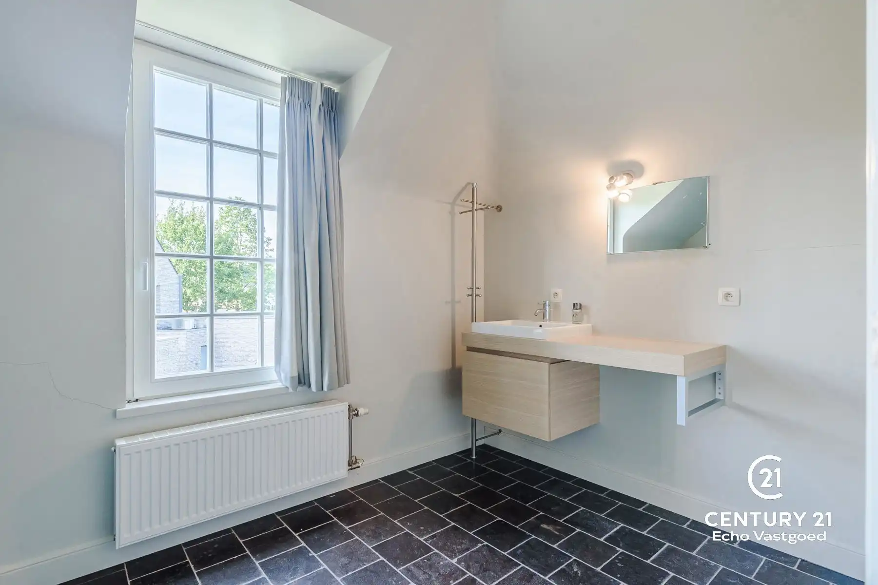 Statige, recente villa met parktuin en tijdloze klasse foto 32
