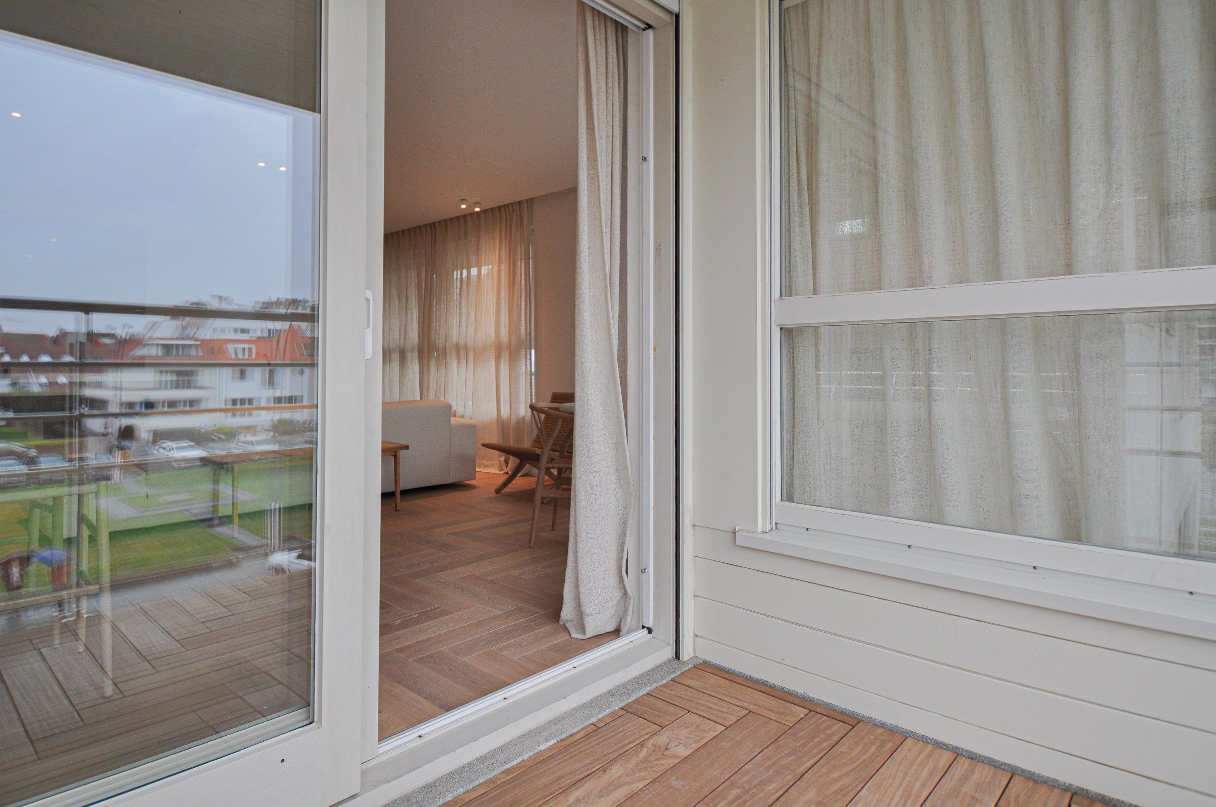 Lichtrijk volledig gerenoveerd appartement met een prachtig open zicht gelegen in een standingvolle villaresidentie. foto 8