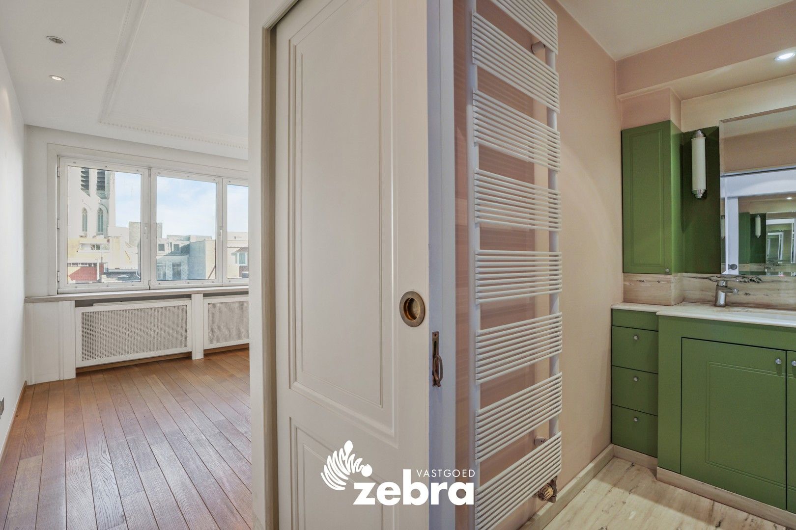 Instapklaar en lichtrijk appartement met 3 slaapkamers in het hart van Kortrijk, vlak bij de Grote Markt! foto 19