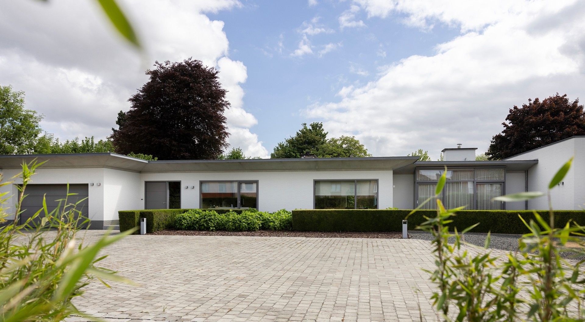 Hoofdfoto van de publicatie: Stijlvol gelijkvloers wonen in Heule.