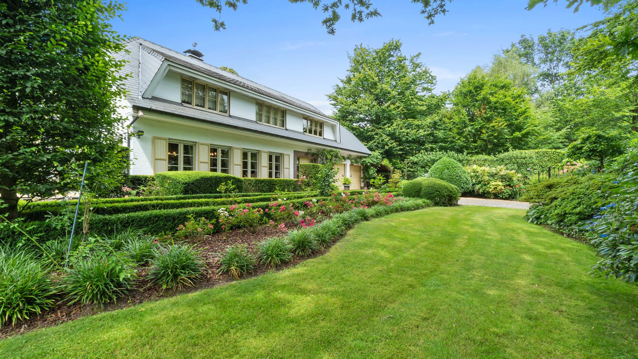 Ruime villa nabij het park van Schilde op ca. 3669 m². foto {{pictureIndex}}