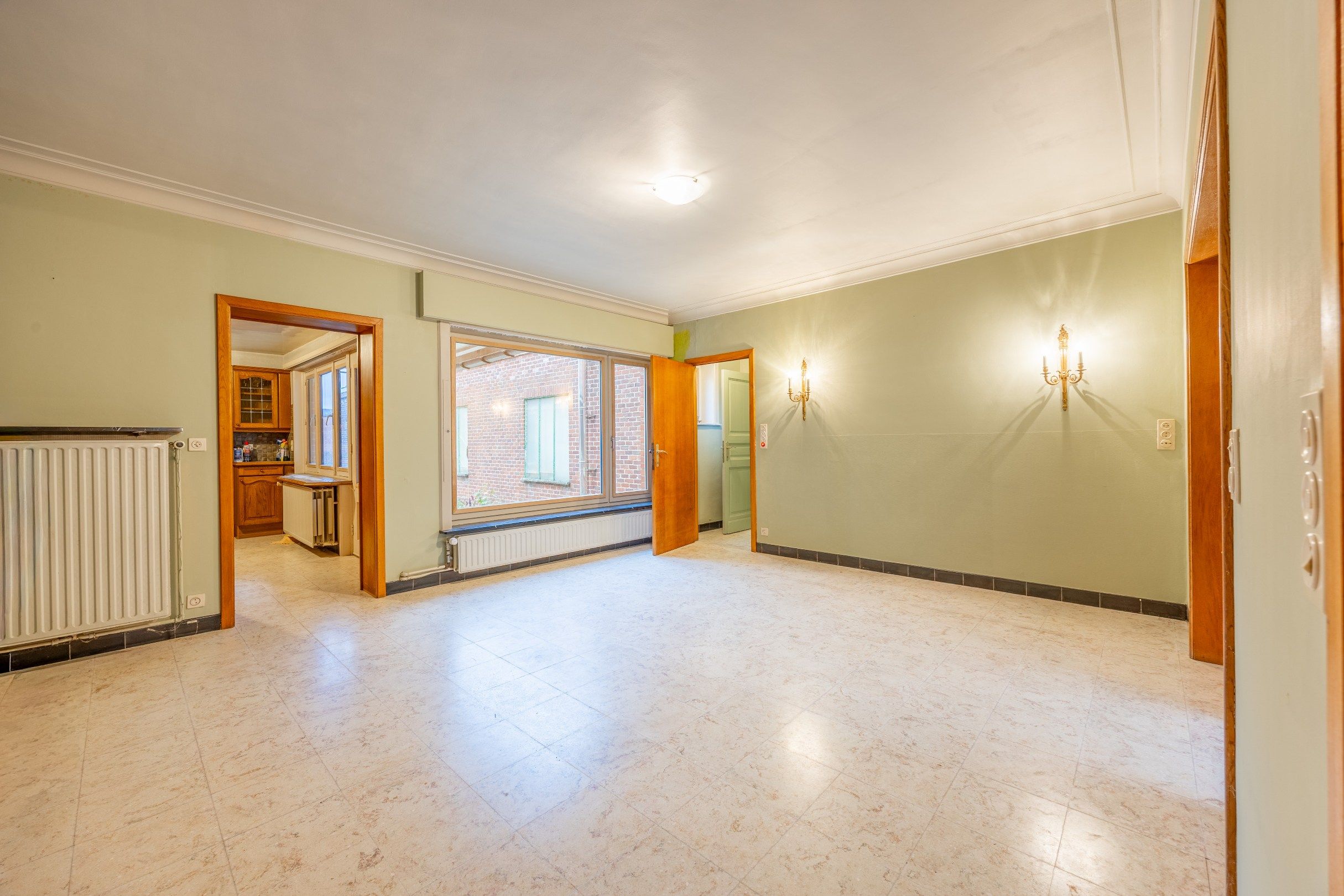 Ruime, karaktervolle woning met magazijn in hartje Kruishoutem foto 3