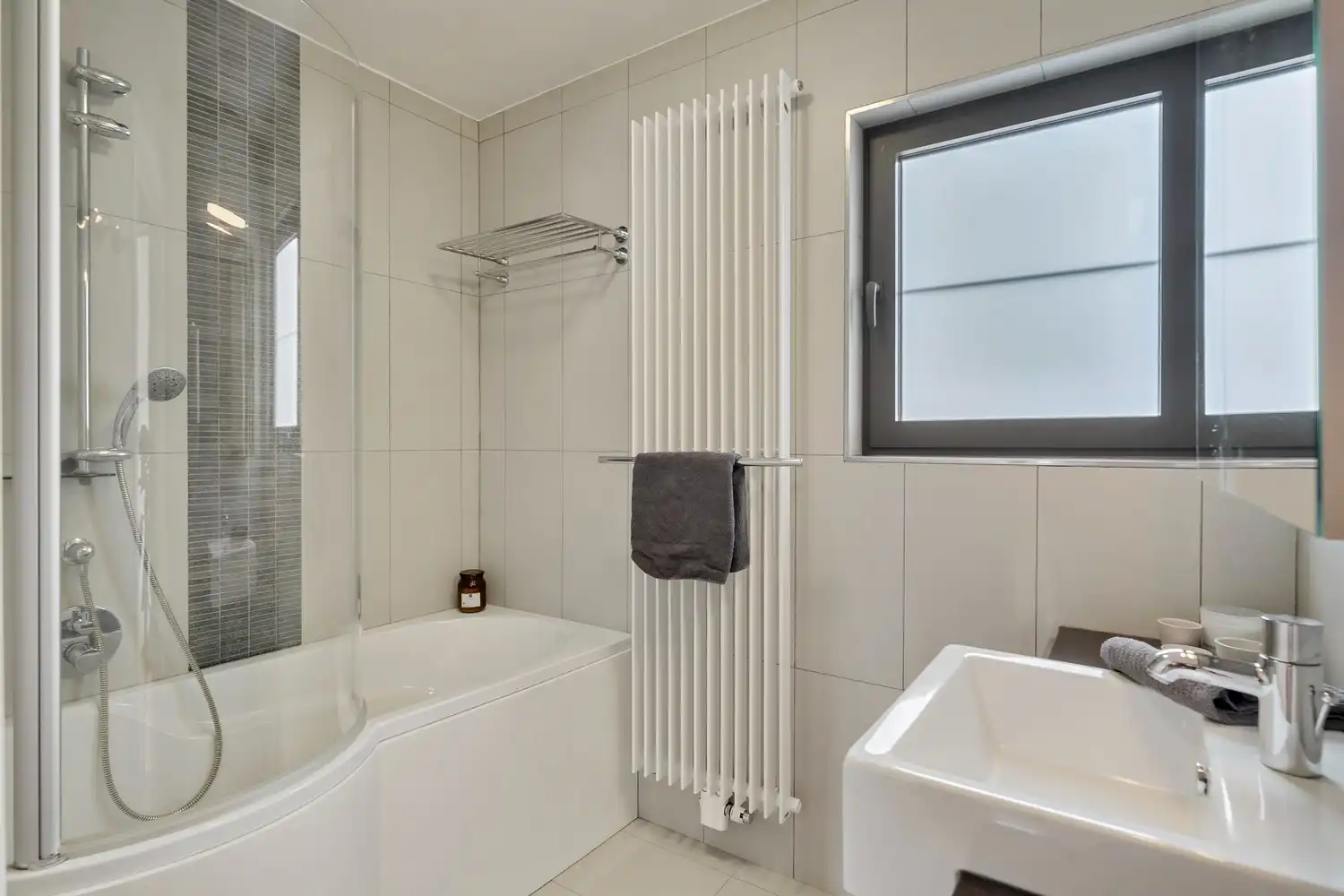Goed gelegen woning met 4 slaapkamers, 2 badkamers, een garage met een autostaanplaats ervoor en een zuidwest georiënteerde tuin te Kessel-Lo! foto 27