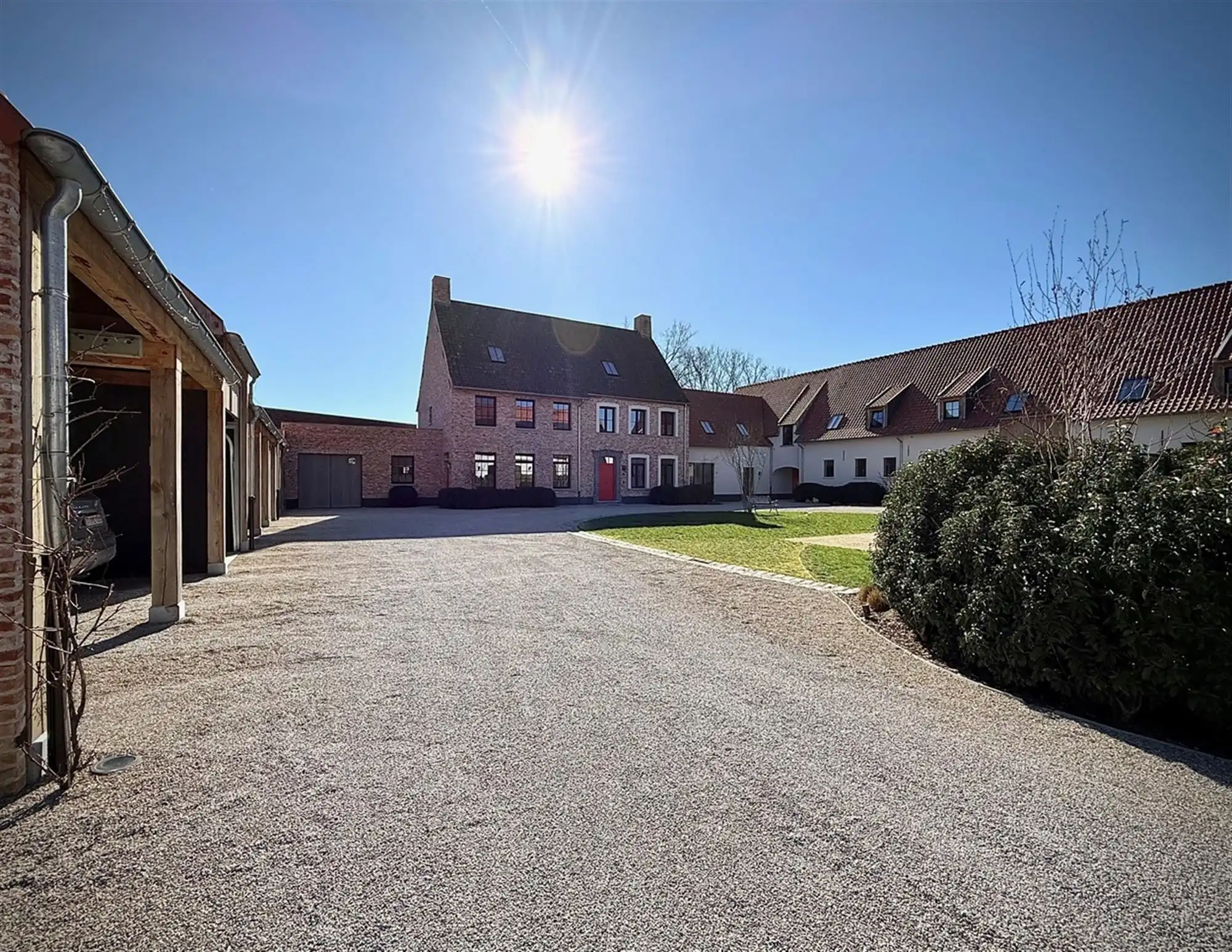 Instapklare DORPSWONING met 3 SLAAPKAMERS, TUIN/TERRAS, GARAGE & grote KELDER foto 2