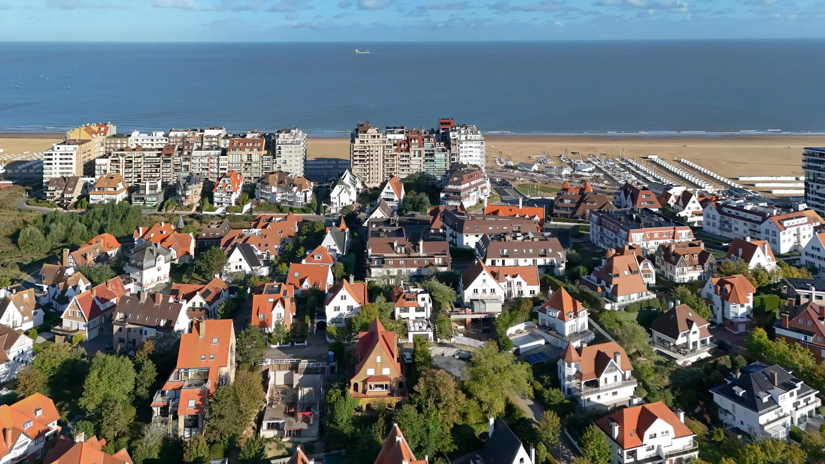 Unieke bouwgrond met vergunde plannen voor exclusieve villa foto {{pictureIndex}}