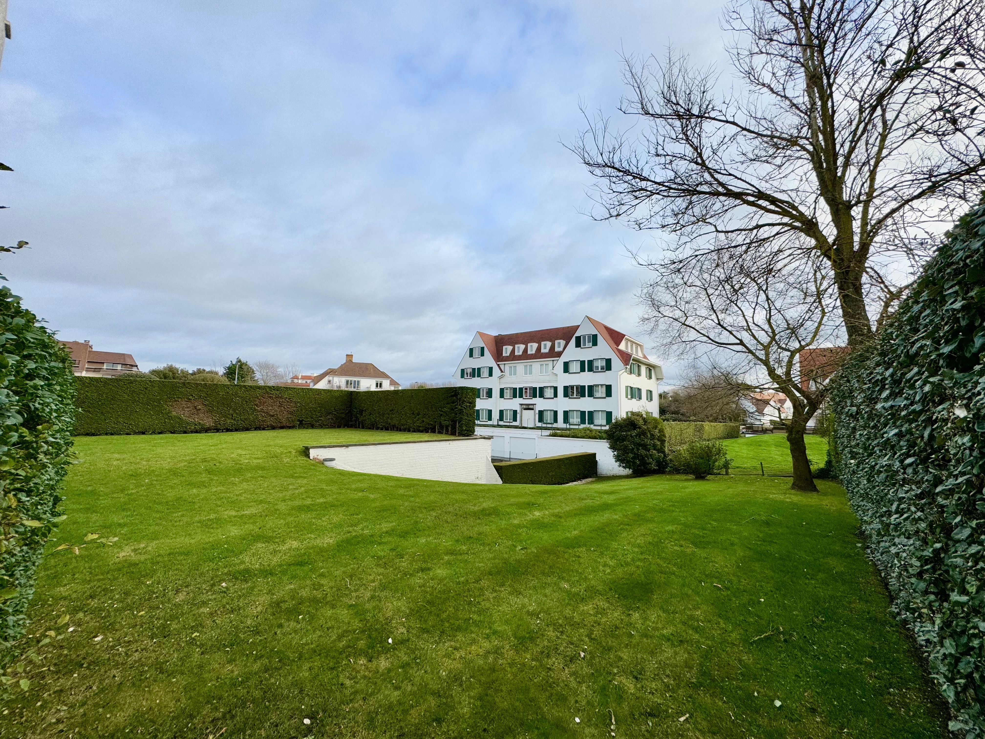 Prachtig tuinappartement met zonnige tuin in een villa residentie in het Zoute op enkele stappen van de zee en de winkels. foto 15