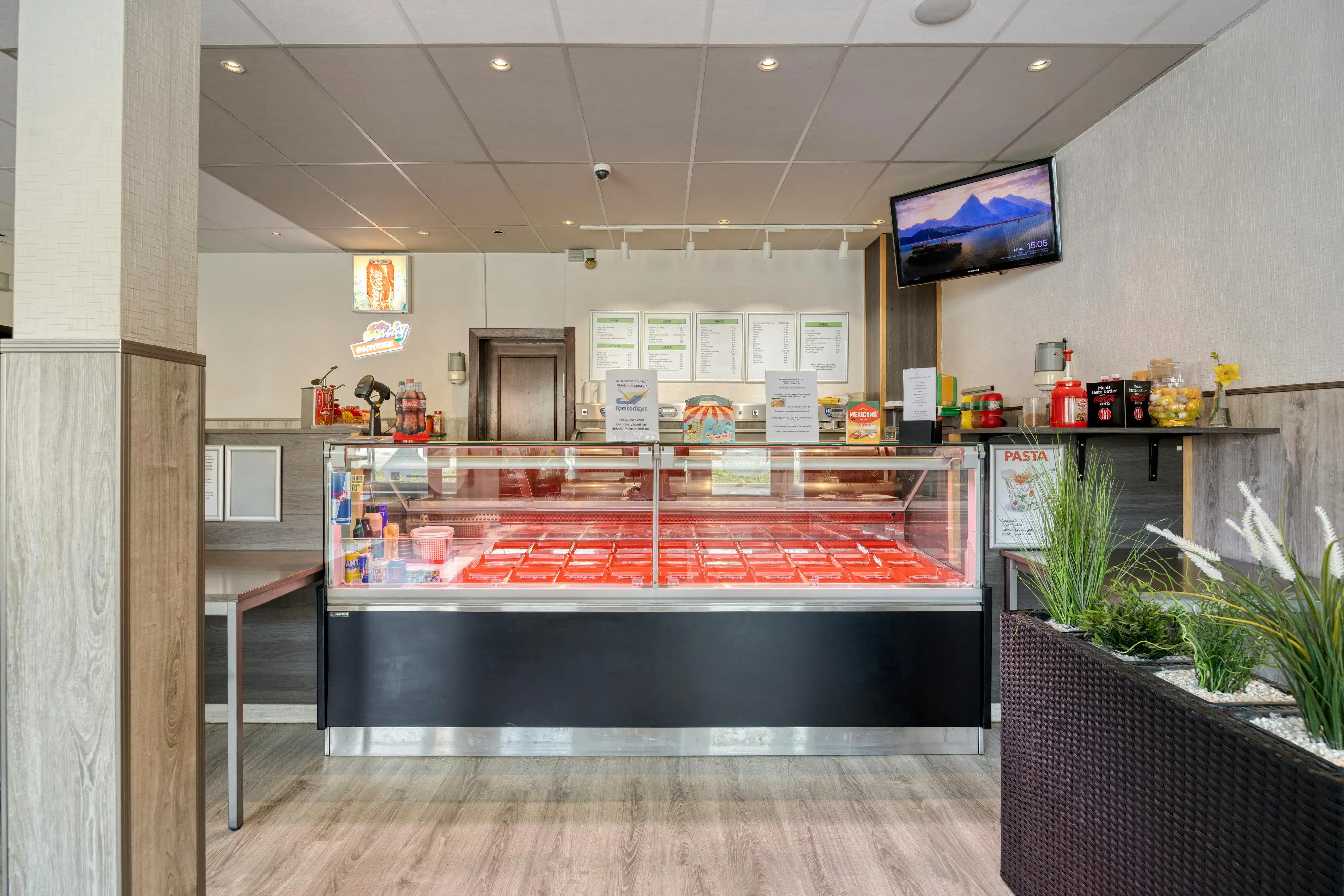 Herenhuis met handelszaak te koop in Kaprijke foto 3