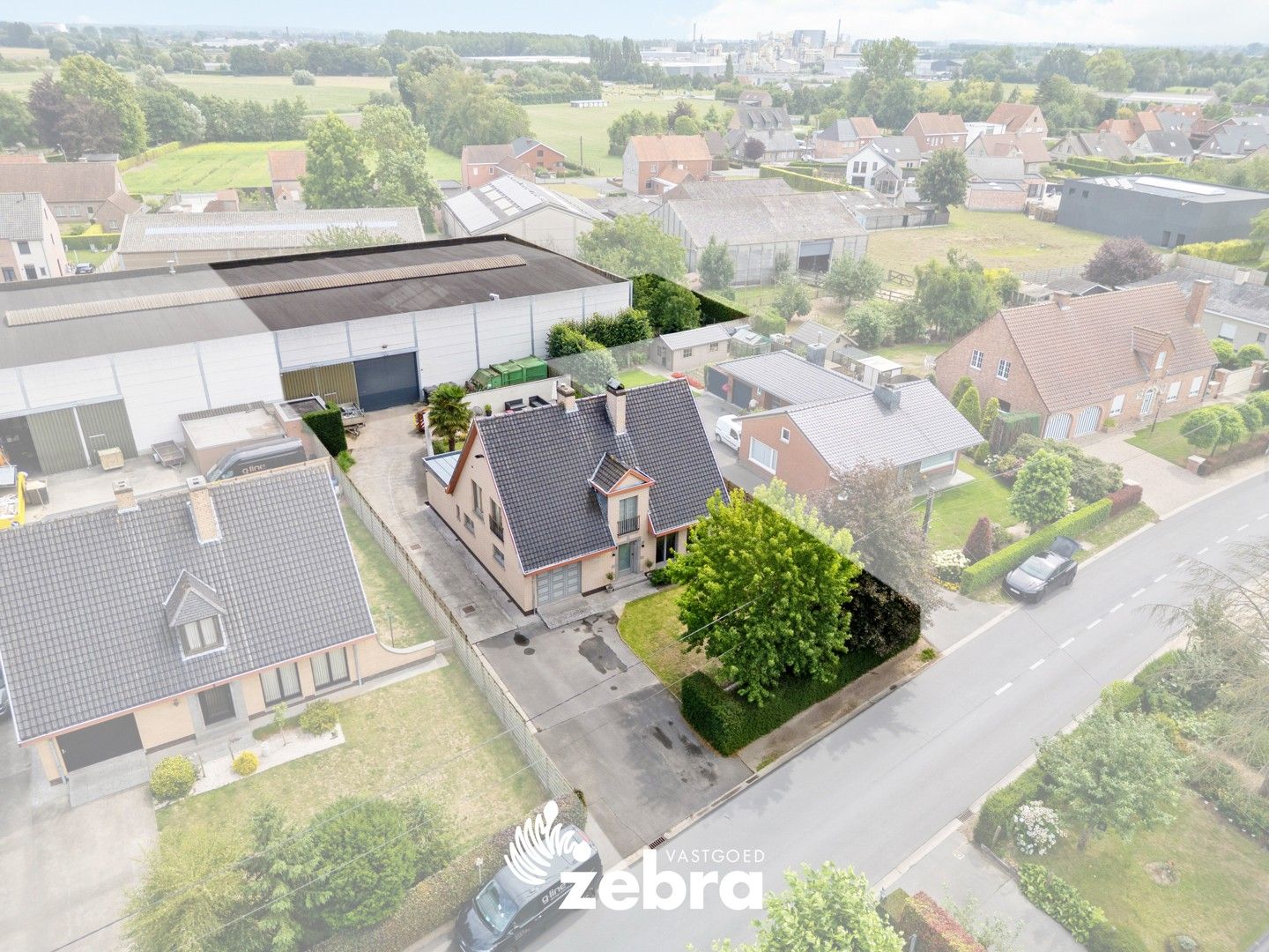 Ruime loods van ± 600 m² met instapklare woning te Oostrozebeke! foto 3