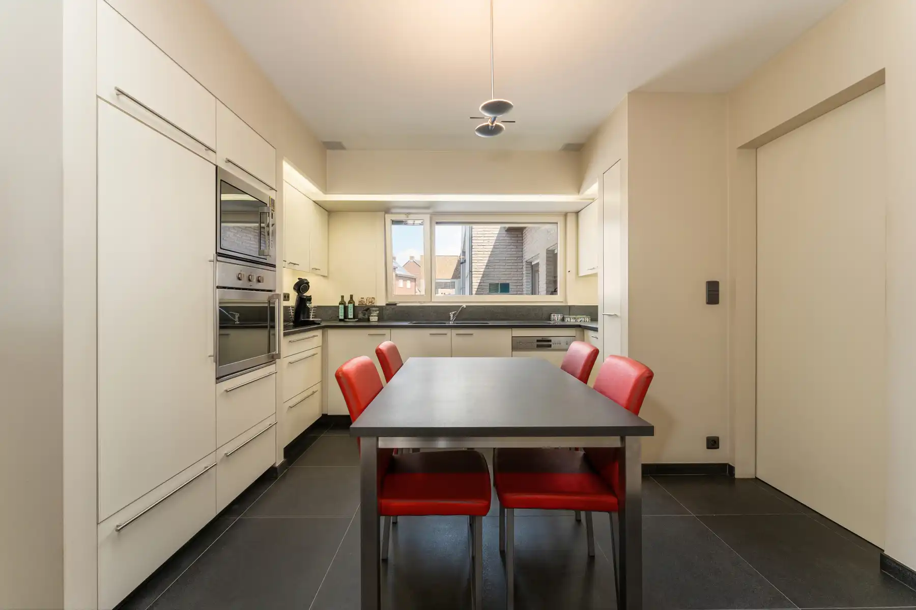 Ruime woning met loods foto 9