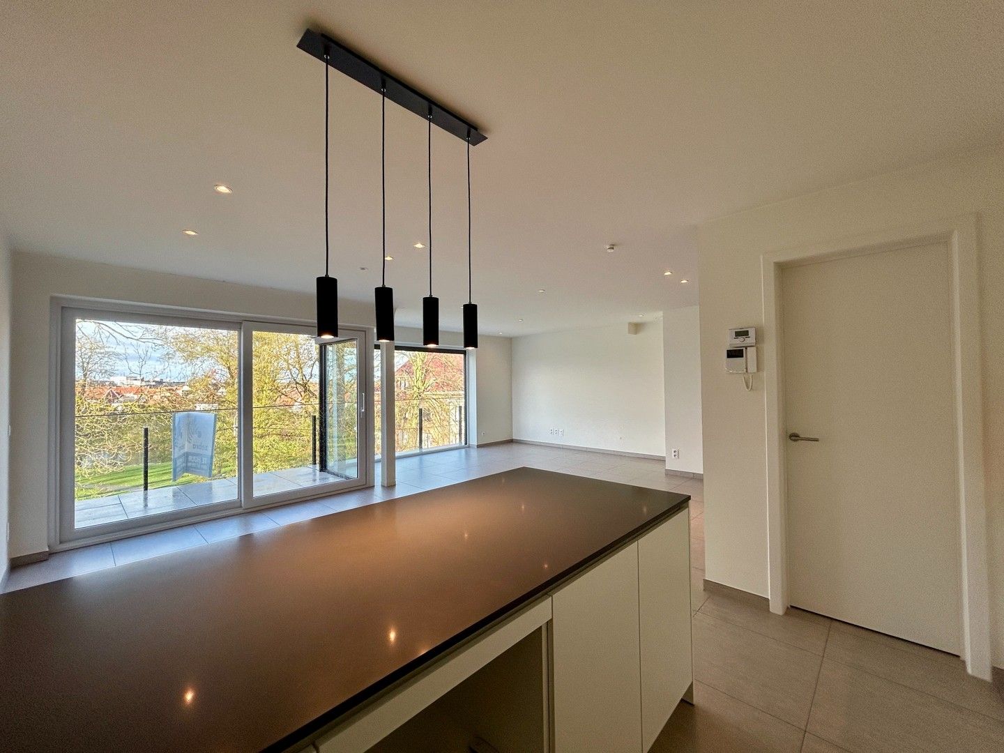 Instapklaar twee-slaapkamerappartement met zicht op stadspark te centrum Roeselare! foto 6