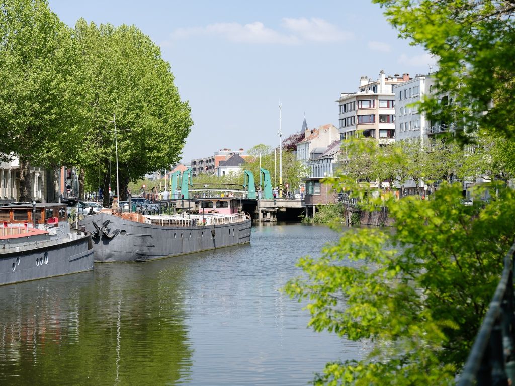 Omgeving Visserij – Instapklaar 2 slaapkamer appartement met zicht op het water, aan de Lousbergkaai. foto 1