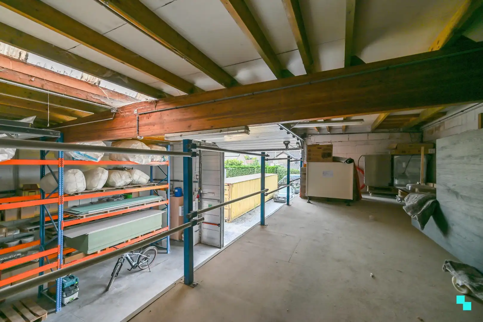 Gunstig gelegen werkplaats / magazijn met bureel en diverse parkeergelegenheid foto 4