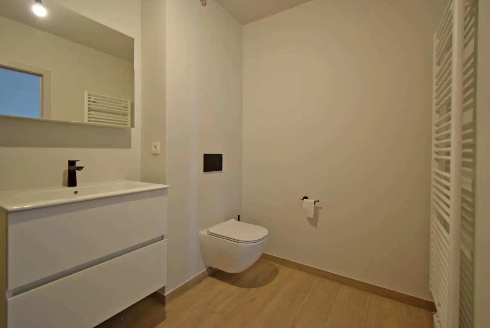 VOLLEDIG GERENOVEERD APPARTEMENT MET GARAGE foto 9