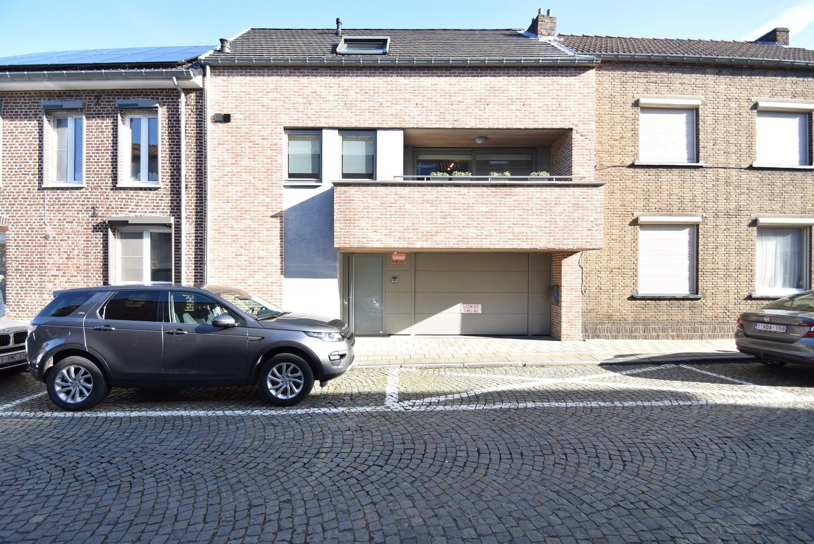 Zeer nette en ruime stadswoning/duplex-appartement met inpandige garage in hartje Bilzen foto {{pictureIndex}}