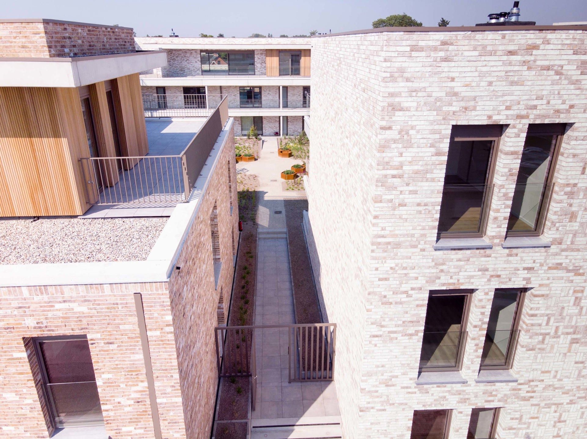 Nieuwbouwappartement - terras met zicht op tuin foto 16