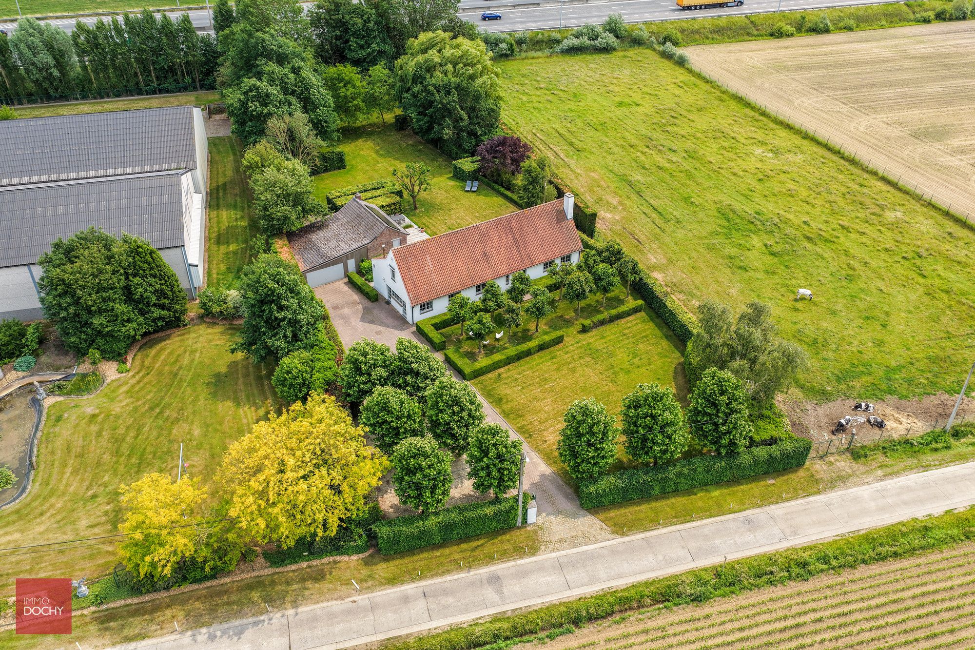 Instapklaar landhuis met bijgebouw foto {{pictureIndex}}