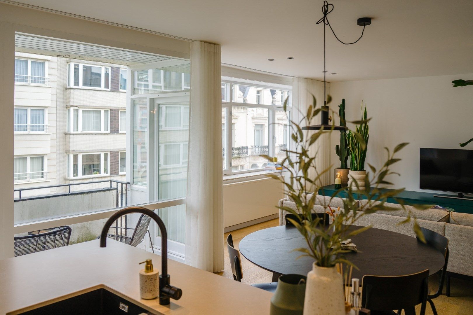 SCHITTEREND VERNIEUWD 3 SLPK APP MET TERRAS OP CENTRALE LIGGING foto 11