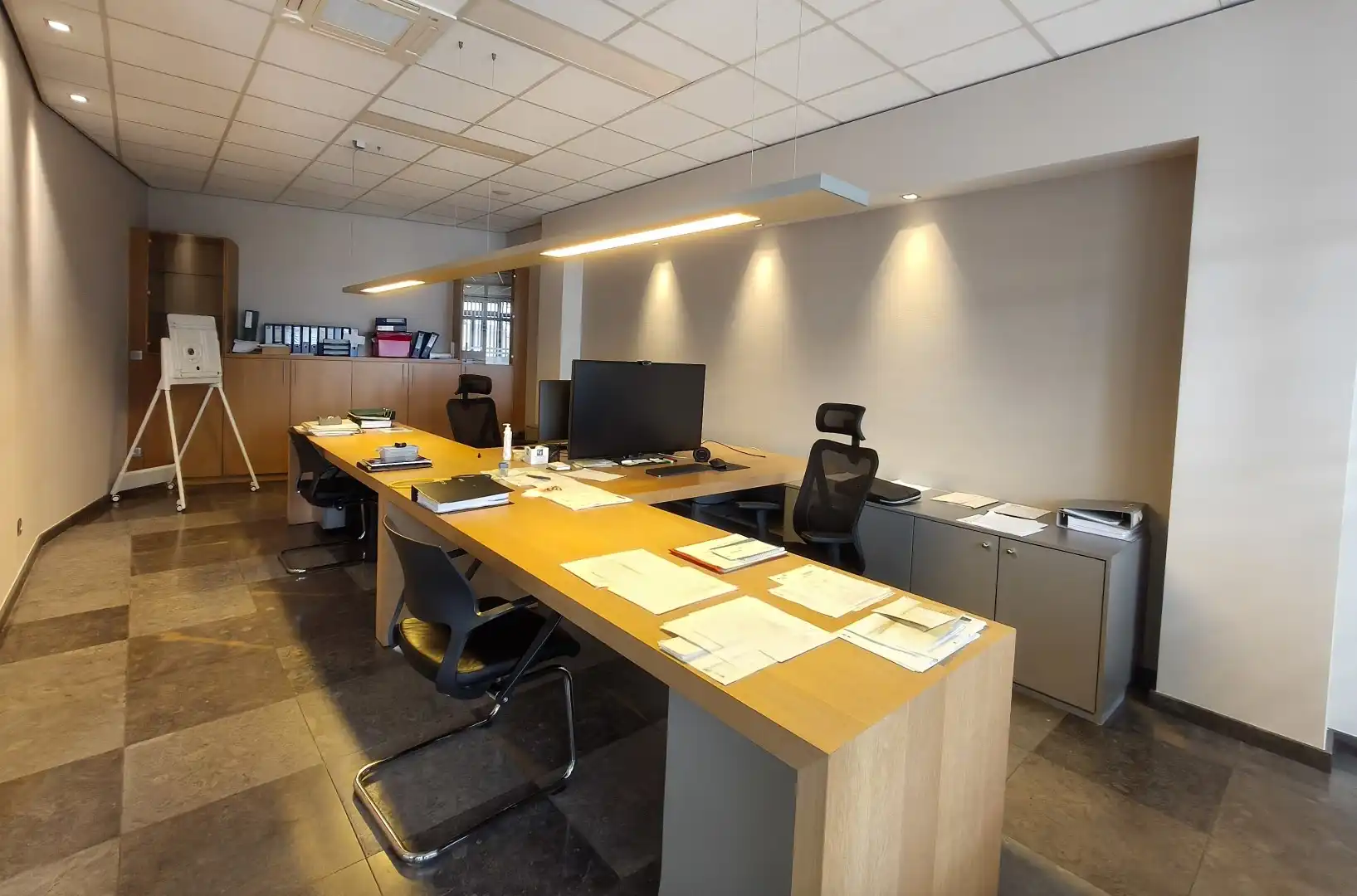 Modern en instapklaar kantoor (264 m²) in het centrum van Borgloon – inclusief 9 parkeerplaatsen foto 8