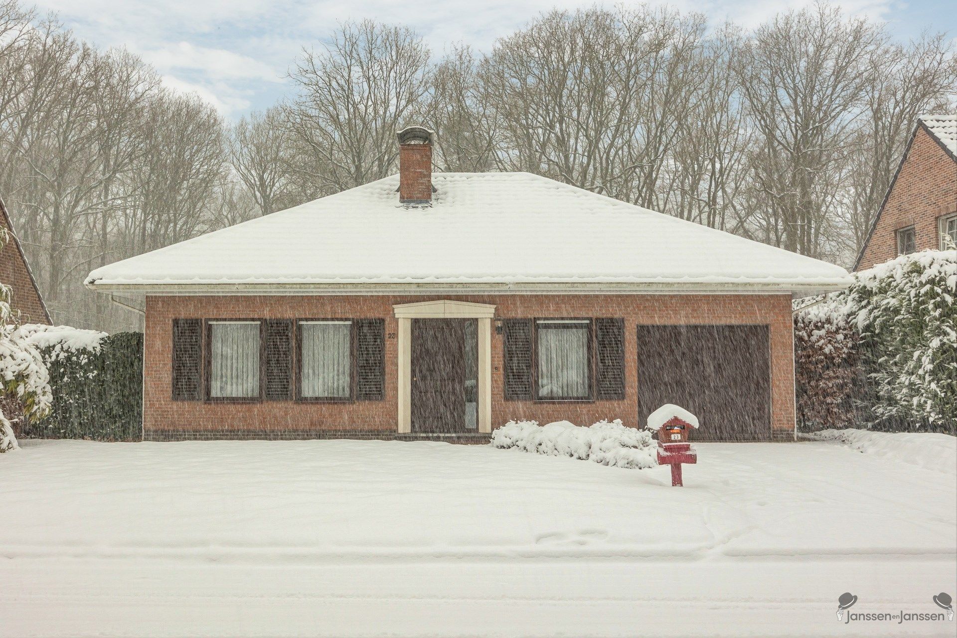 Hoofdfoto van de publicatie: Vrijstaande villa met potentieel in gewilde wijk van Brasschaat