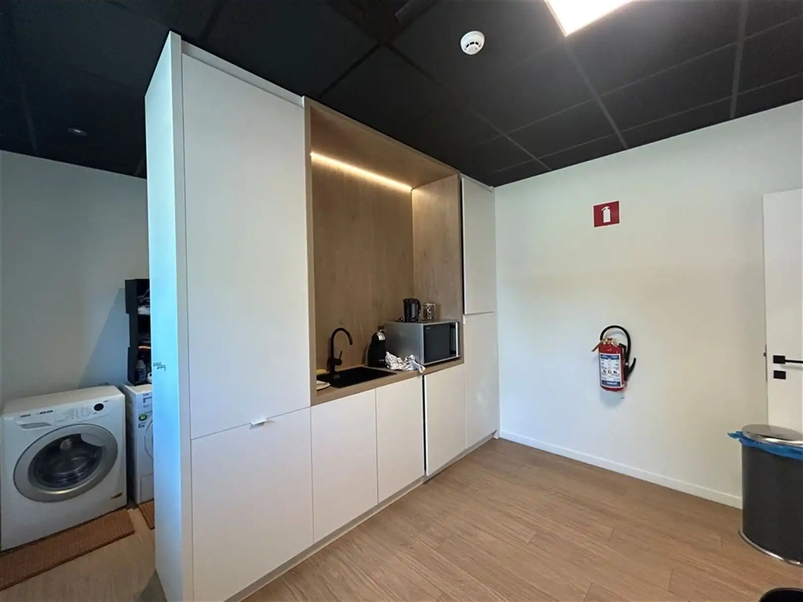 Hedendaags kantoorgebouw met magazijn foto 8