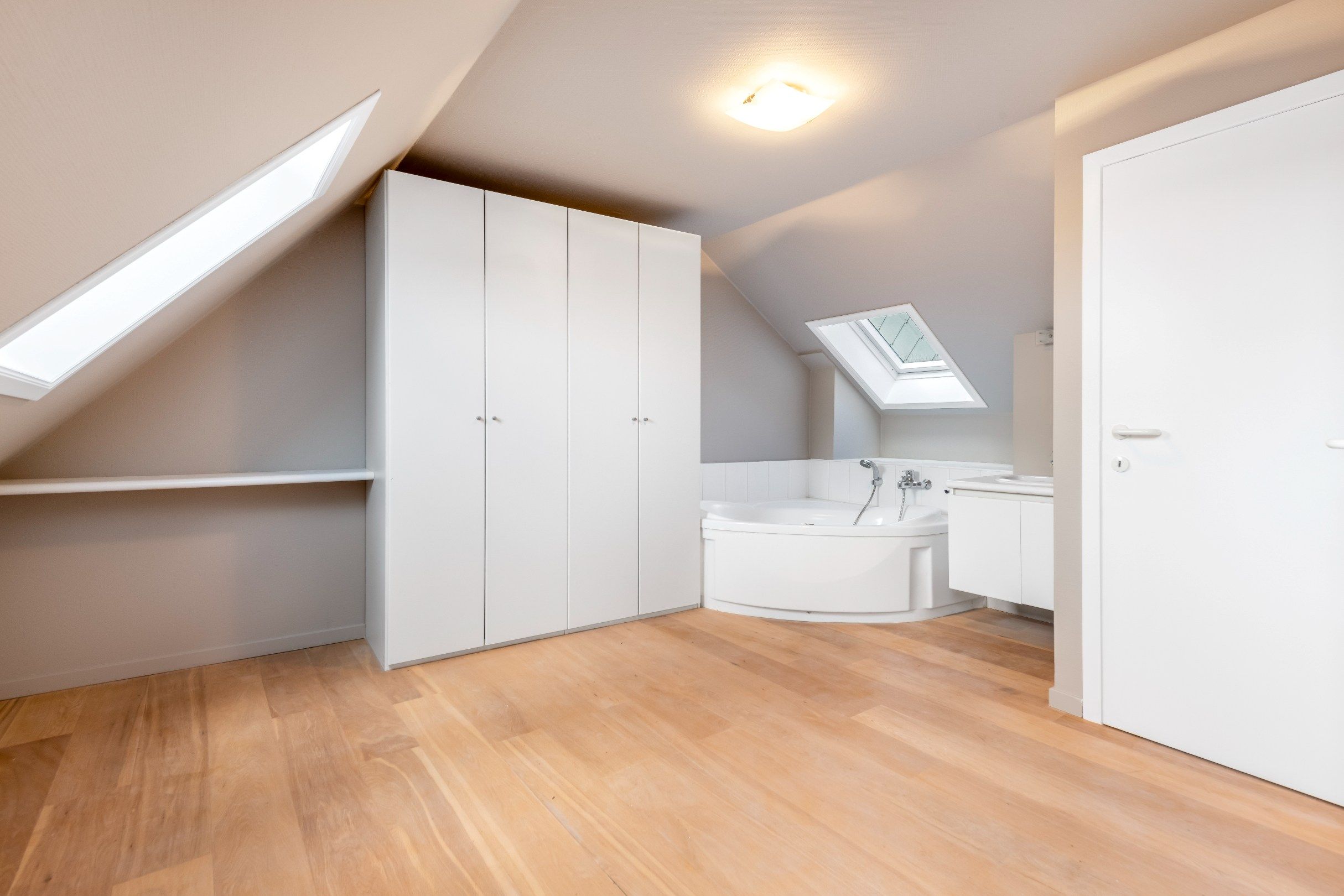 Aangenaam duplexappartement in een kleine residentie centraal gelegen vlakbij de winkels van de Lippenslaan. foto 9