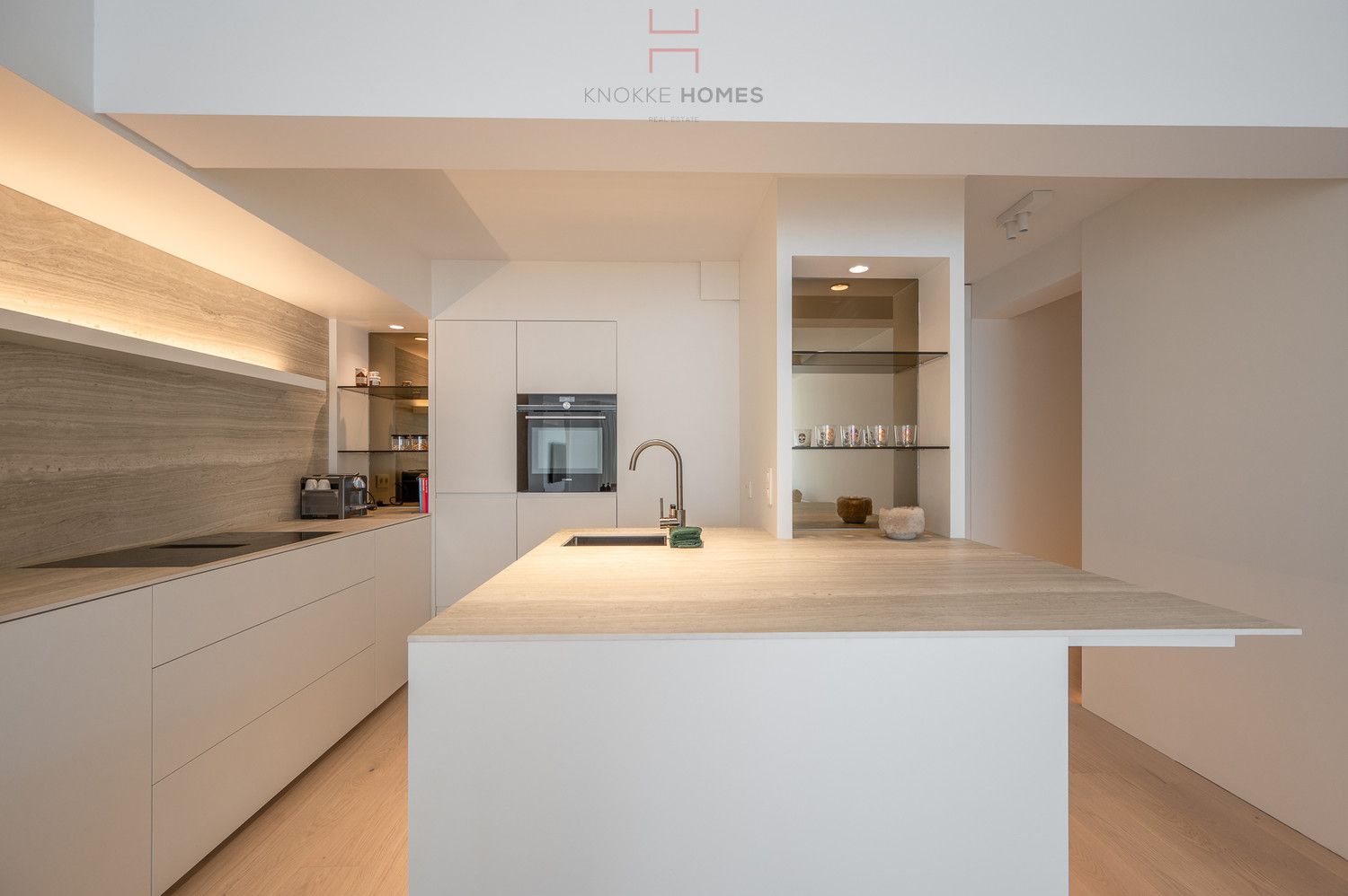 Subliem gerenoveerd appartement met zijdelings zeezicht. foto 5