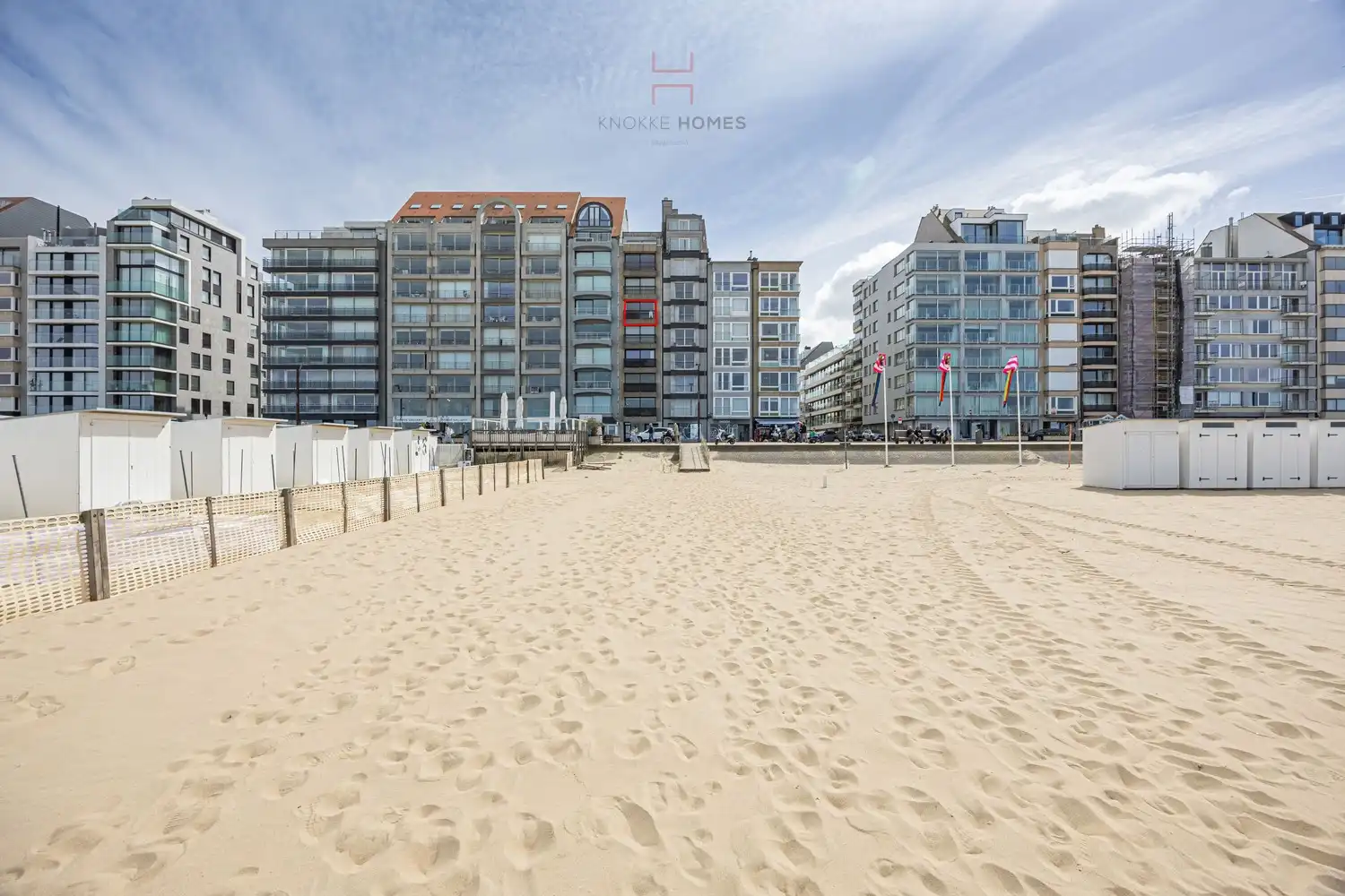 Ruim twee- slaapkamerappartement met frontaal zeezicht foto {{pictureIndex}}