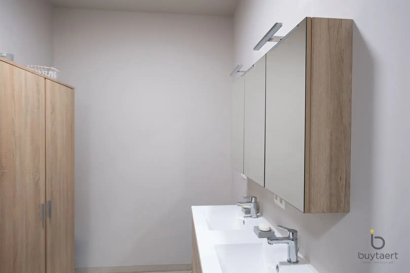 Recent 3 slaapkamer appartement met gezellig terras te Sint Antonius. foto 11