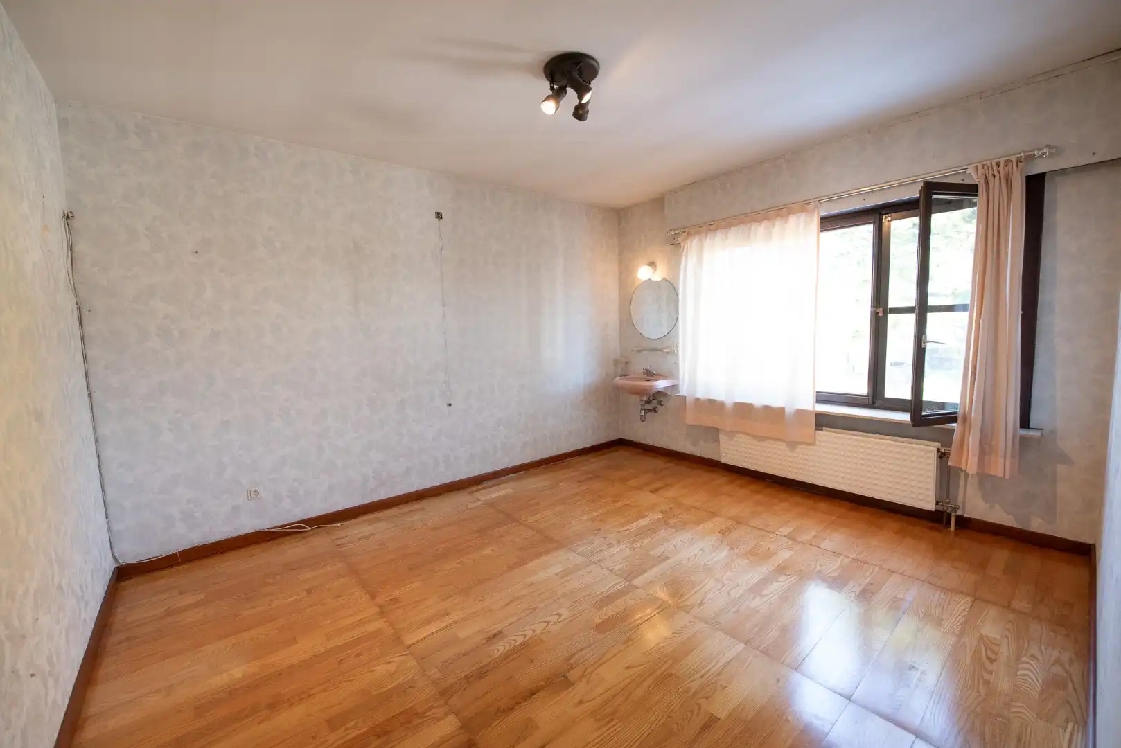 Praktische woning met 3 slaapkamers, garage, veranda en leuke tuin in centrum Wontergem foto 7
