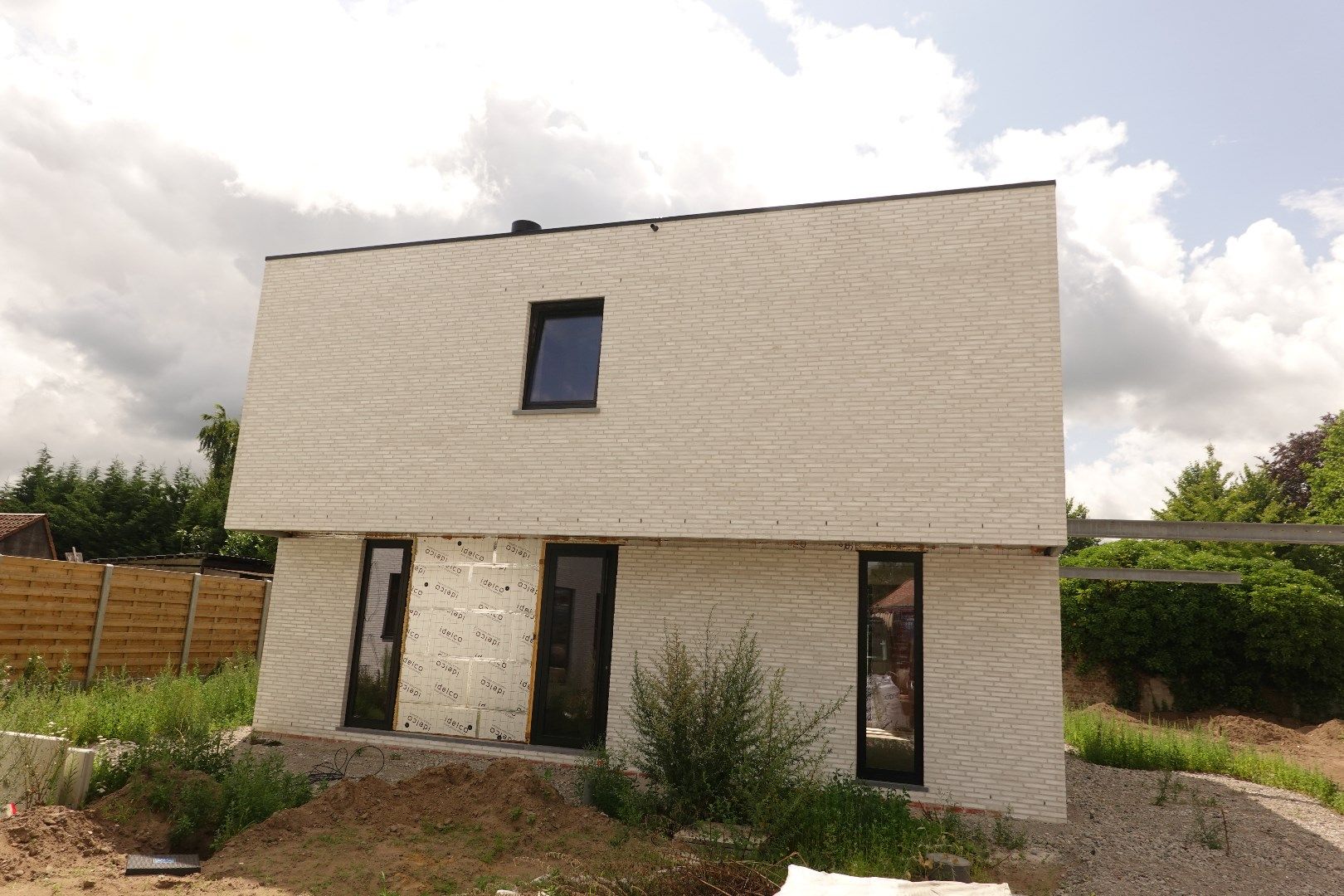 Nieuwbouwwoning met 4 slaapkamers op een uitstekende ligging in centrum Jabbeke foto {{pictureIndex}}